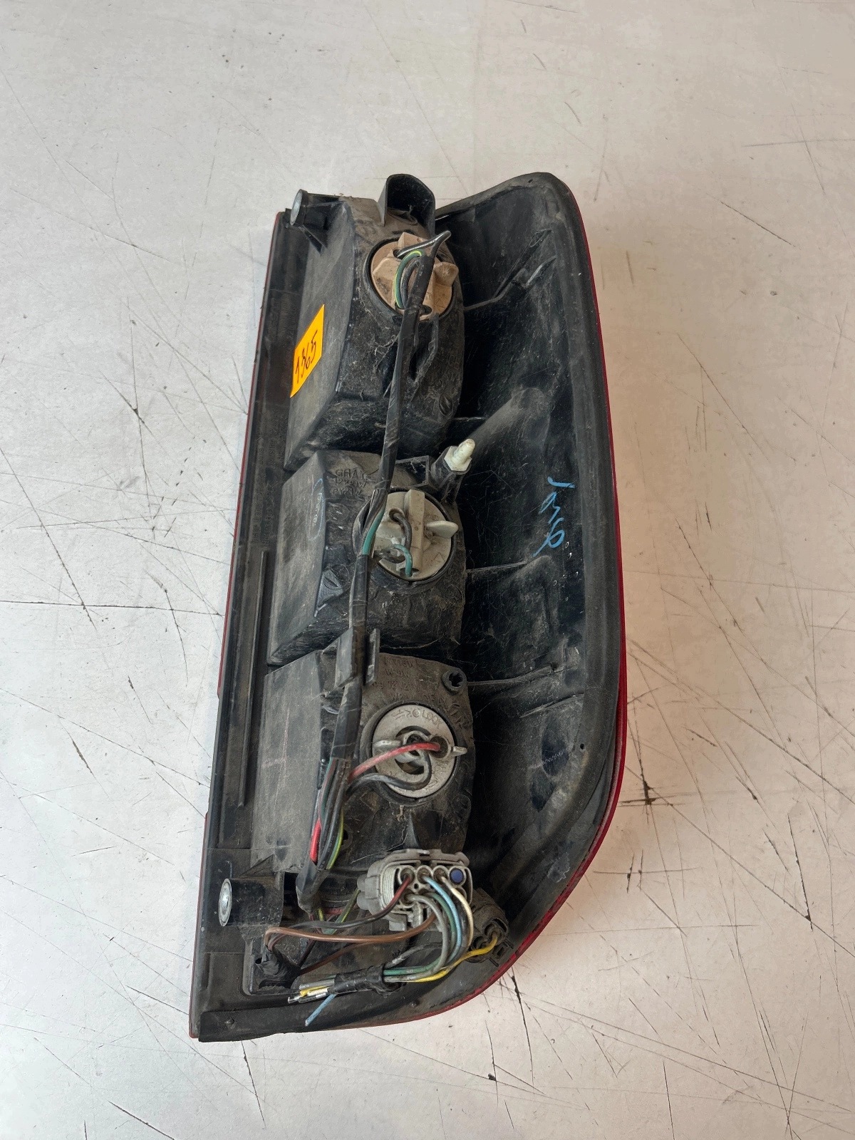 damaged light rear part rear left Nissan Navara D40