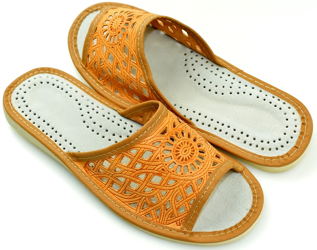 SKÓRA NATURALNA JAKOŚĆ GÓRALSKIE KAPCIE R. 36 - 23 cm Płeć kobieta