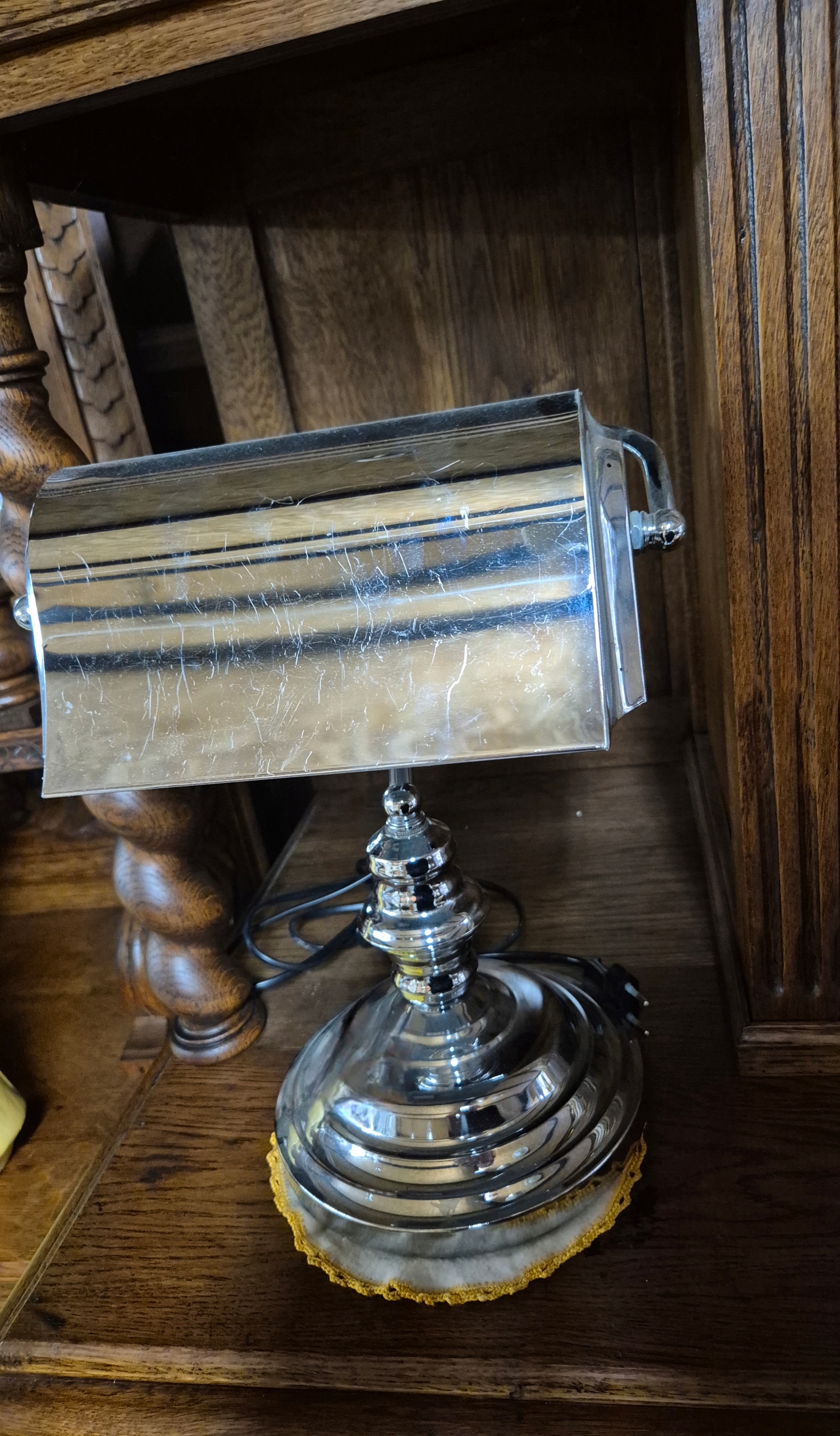 Stylowa lampka biurkowa