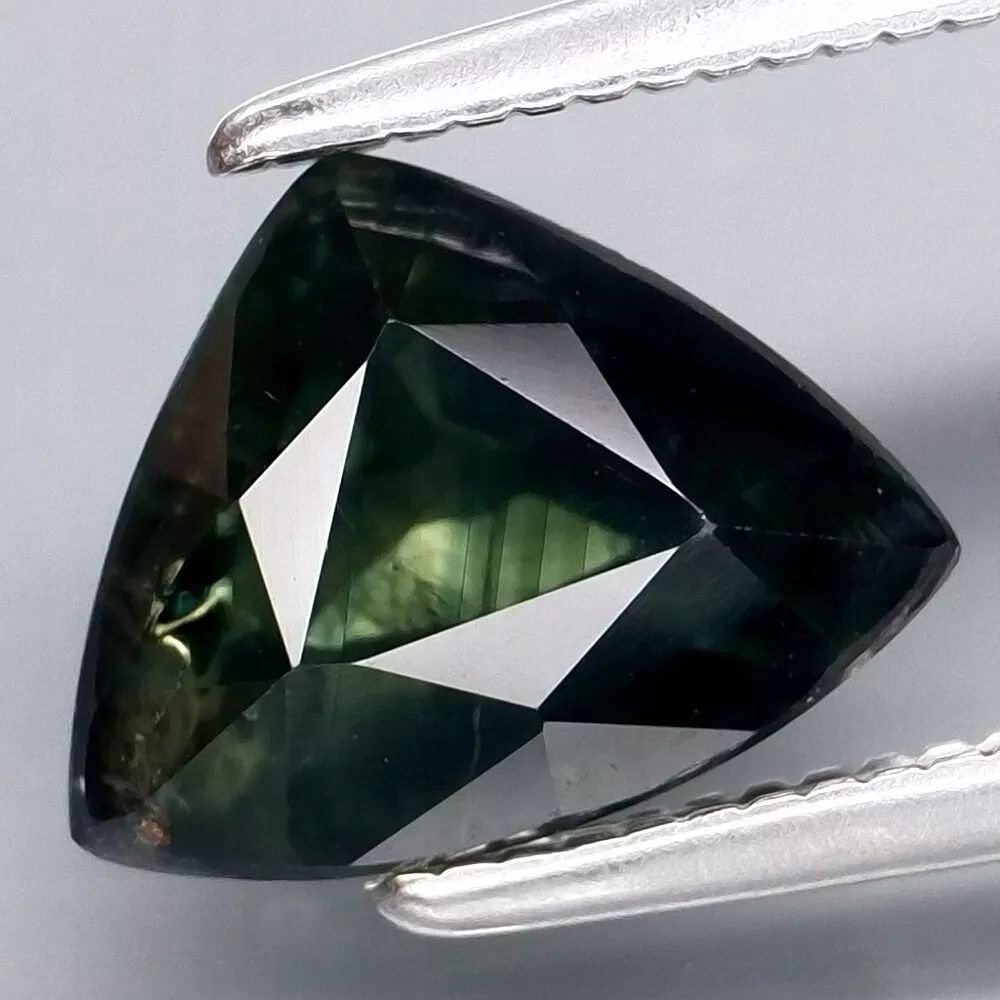 Safír 2.53ct Zelený trilion eCertifikát Wbd