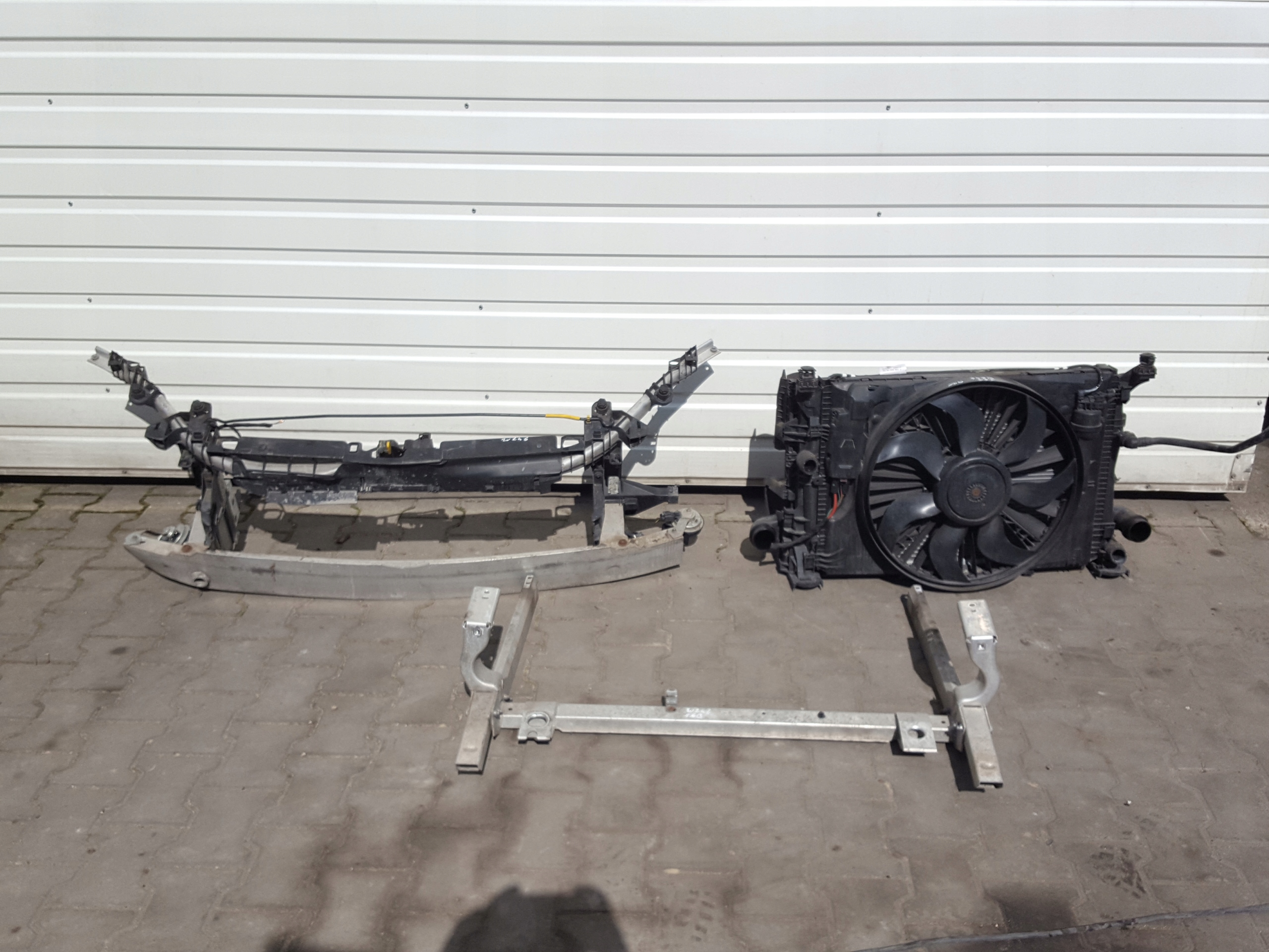 MERCEDES B W246 1.6 B PAS PRZEDNI CHŁODNICE Producent części Mercedes-Benz OE