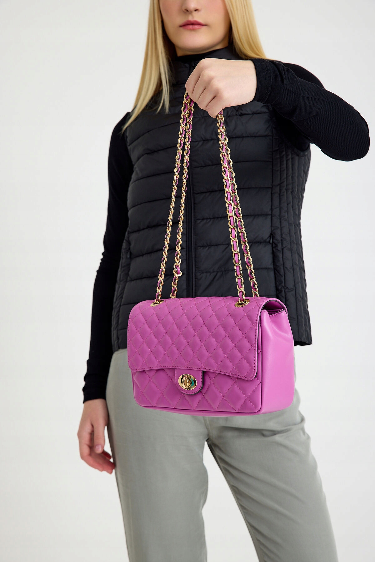 Guess Fialový Péřový Kufřík Prošívaný Se Zlatým Zapínáním 26/16/7 Gga