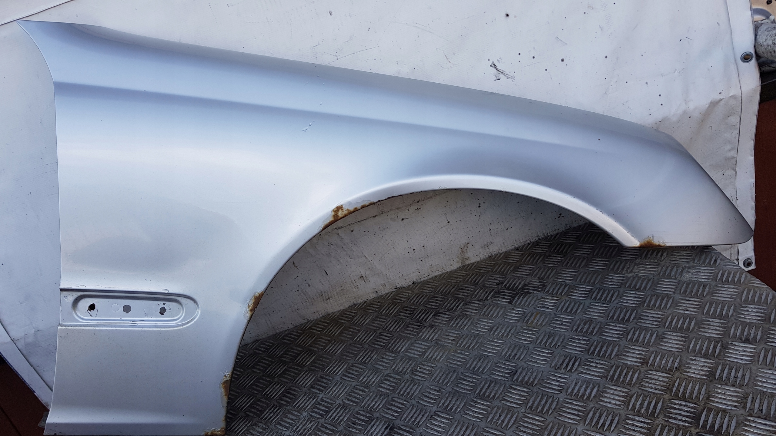 MERCEDES W203 fender right front 744 srebrny