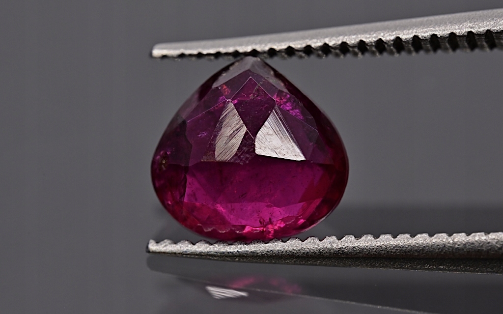 Turmalín oboustranně fasetovaný slza 7x6,5 mm