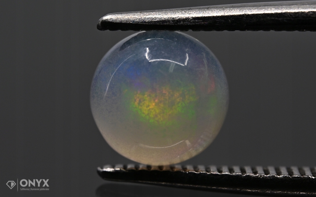 Opál z Etiopie kulatý kabošon fi 6 mm