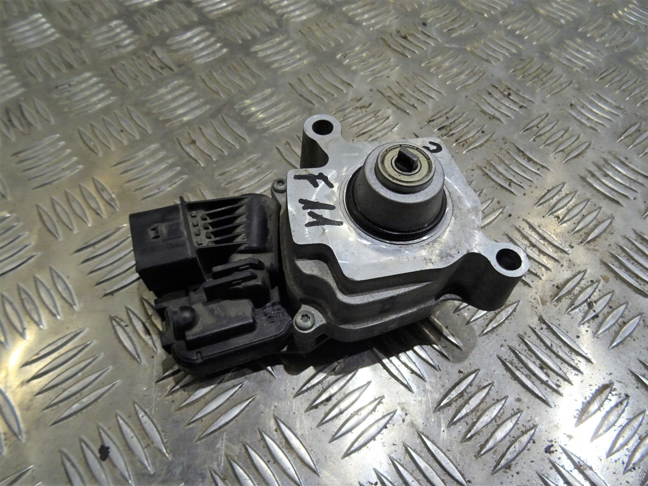 BMW F10 LIFT F01 F15 регулятор редуктора 8643153