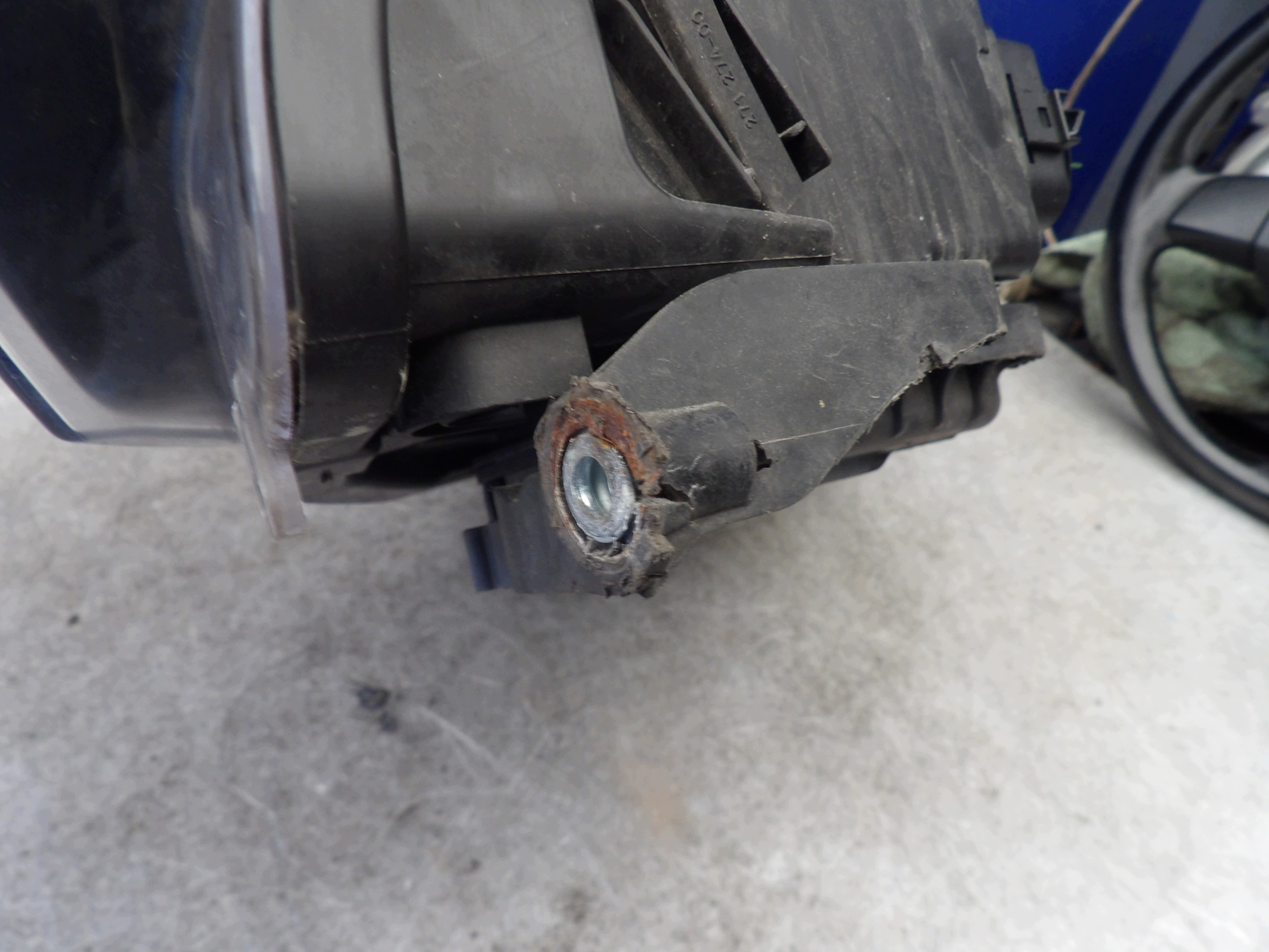 VW Golf VI holder front right bixenon