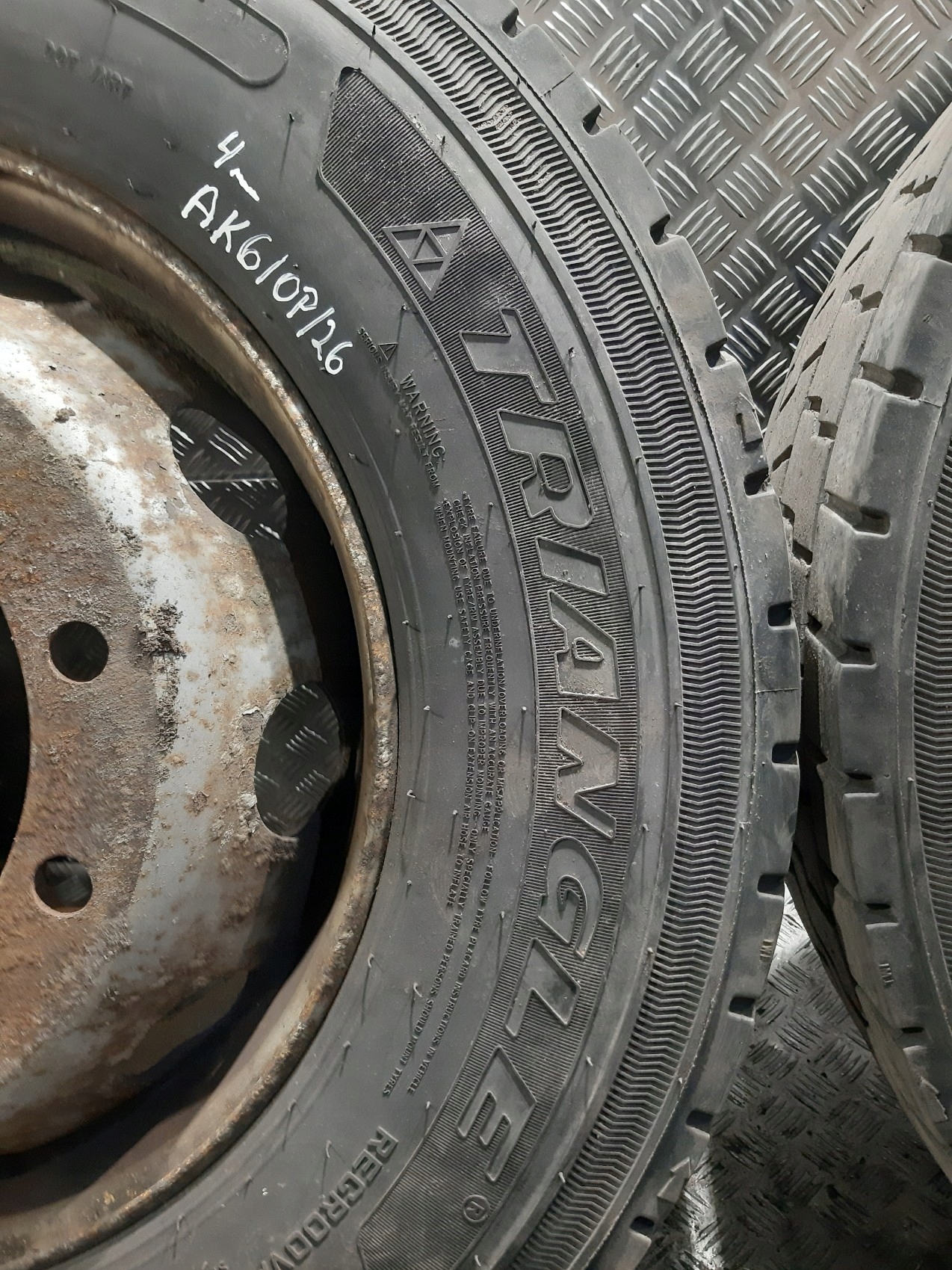 tyres TRIANGLE TRD 06 discs wheels CIEZAROWE 2x 315/70 R22.5