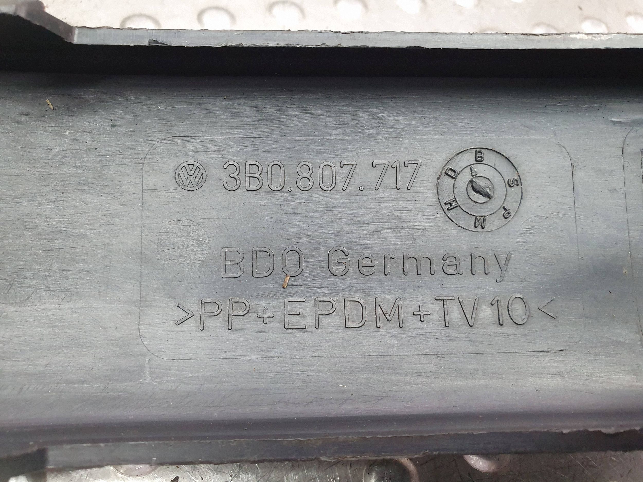 moulding of a bumper left front 3B0807717 VW PASSAT B5 LIFT