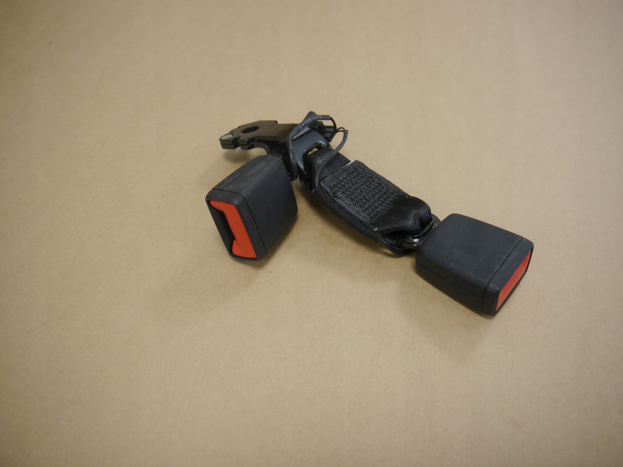 Audi A4 B9 защелка ремня зад 8W0857739D