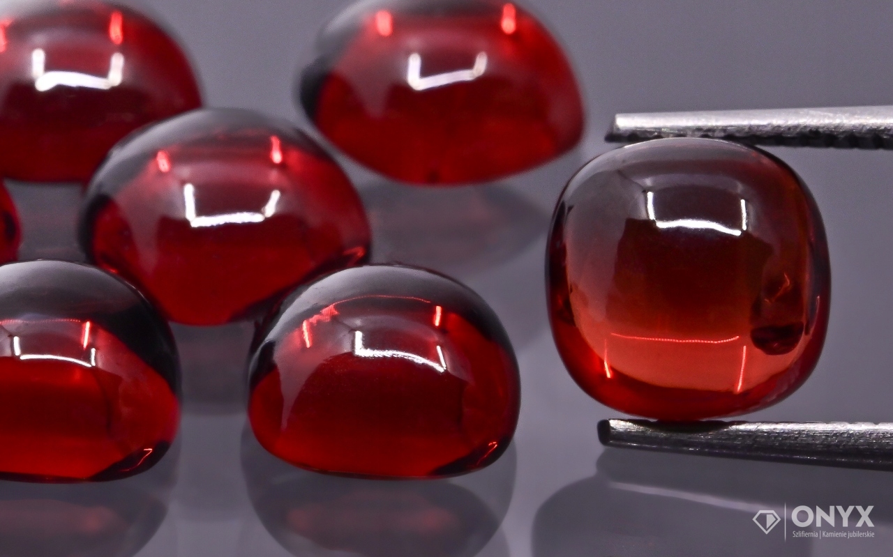 Granát Almandyn Aaa kabošon cushion 8x8 mm