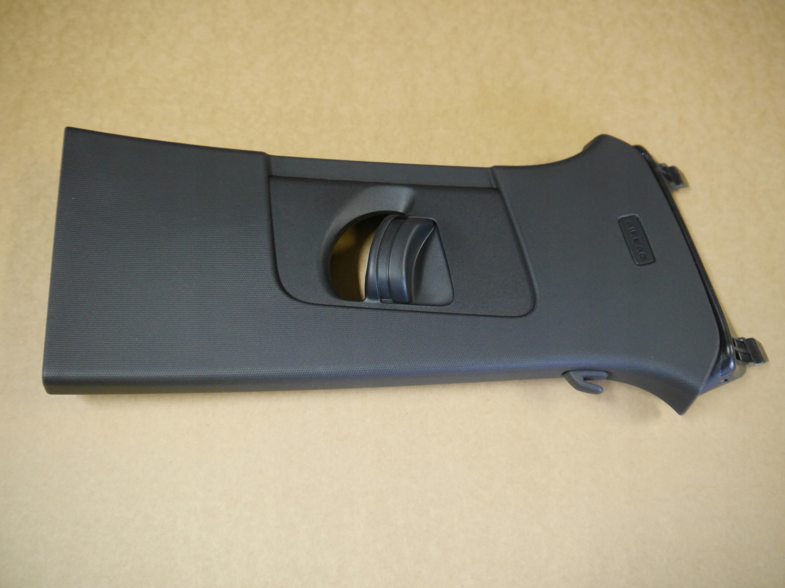 4PK - AUDI Q3 83A крышка правой стойки 83A867244B