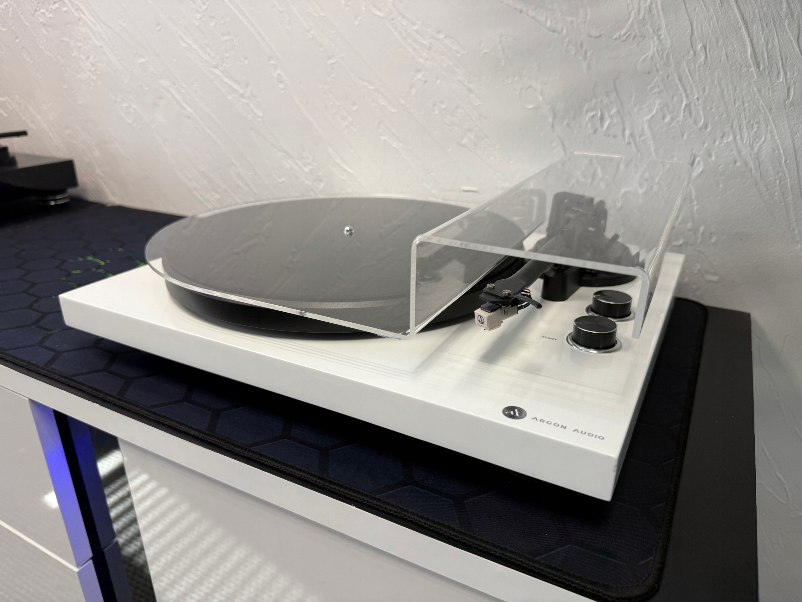 Průhledný univerzální kryt pro gramofon