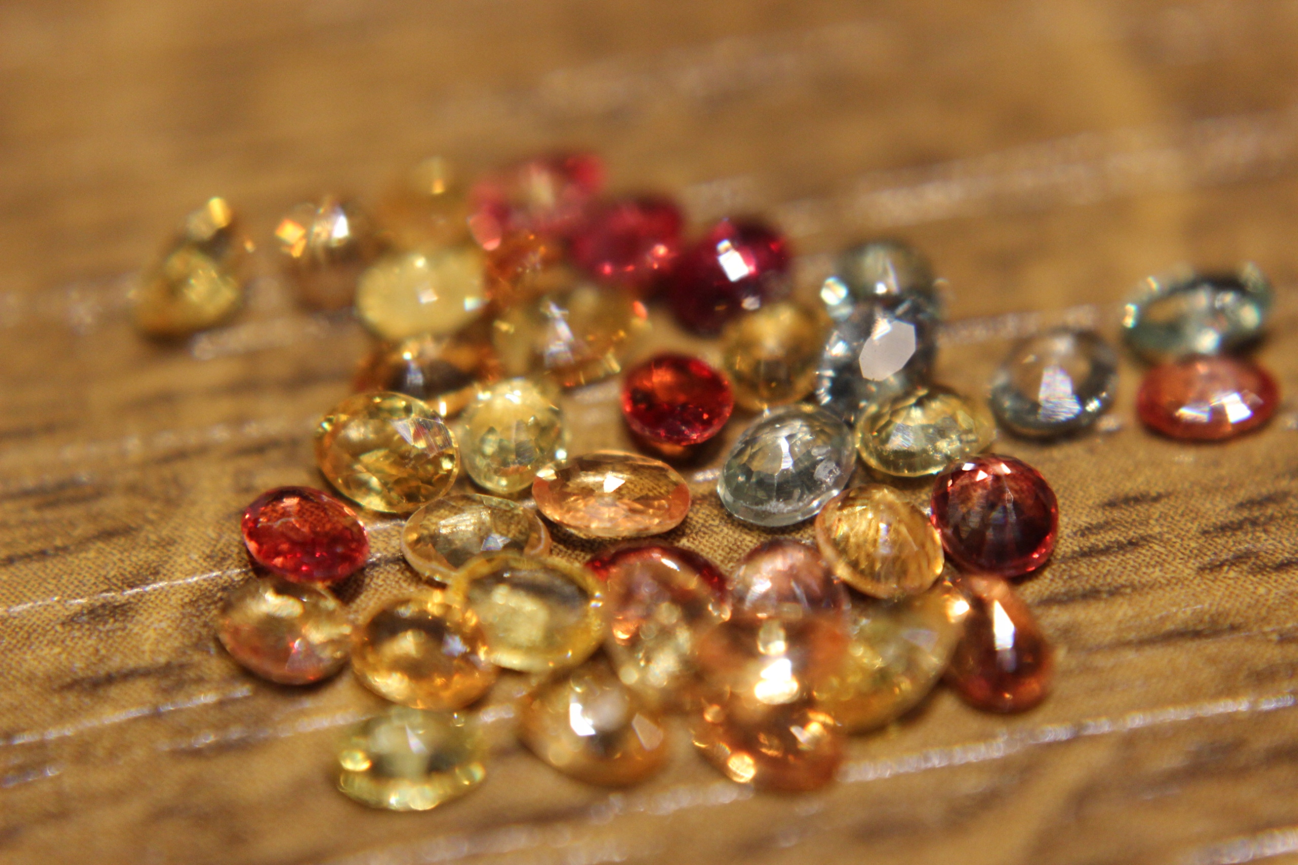 Safírové přírodní kameny 6.85ct 38ks