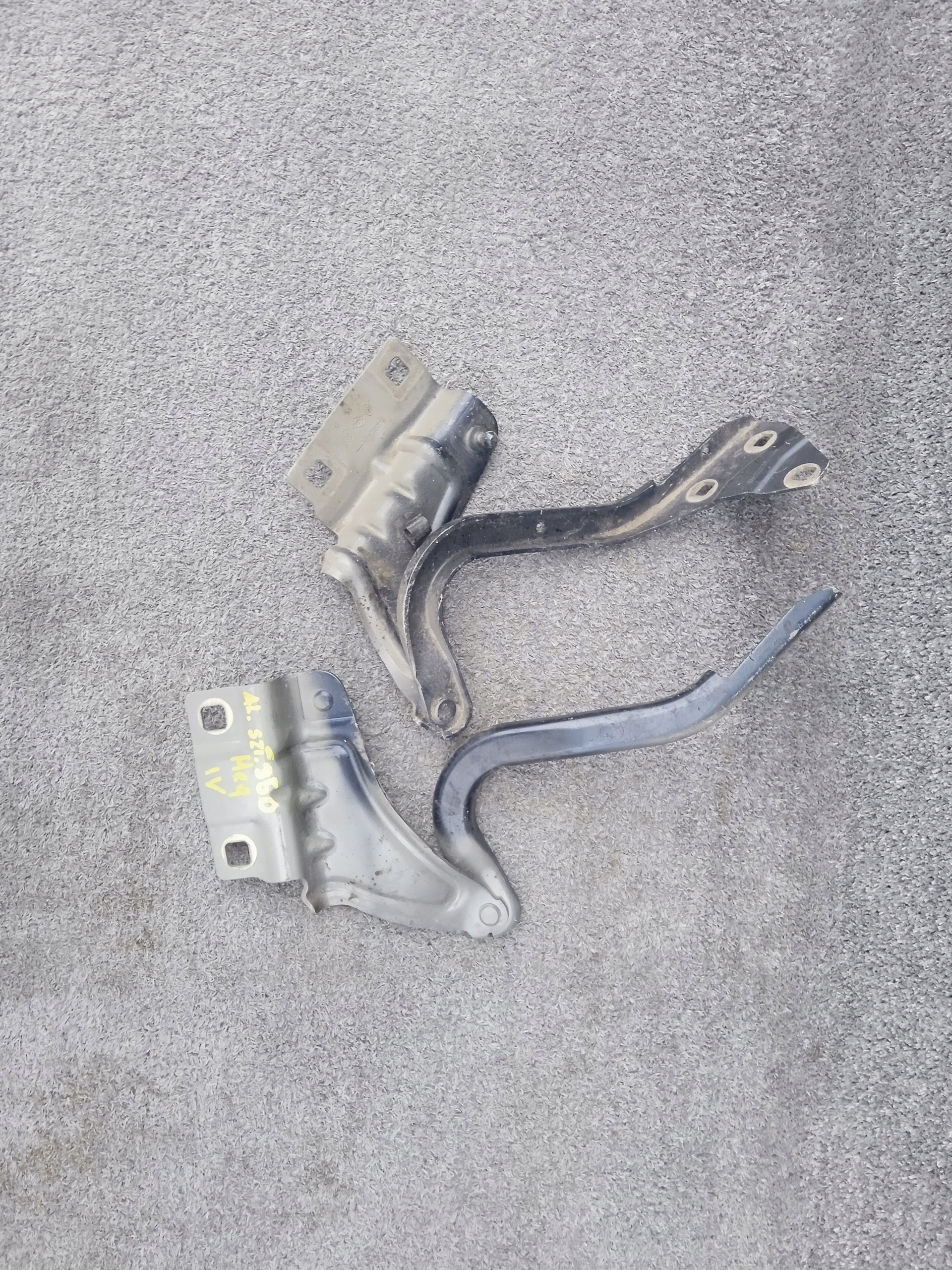 Петля капота права Renault Megane IV