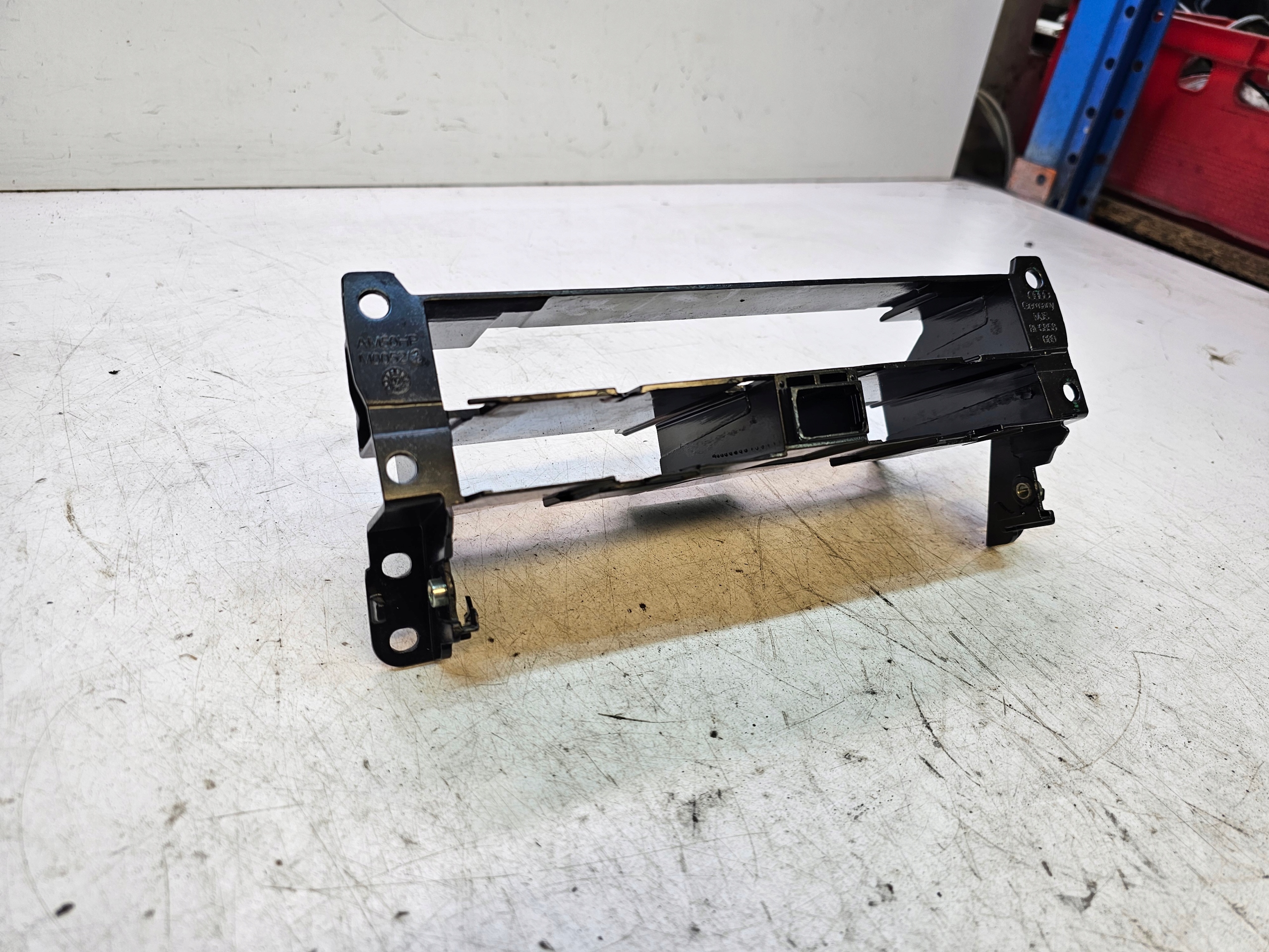 frame support guard 2- DIN AUDI A4 B6 B7 8H0858089