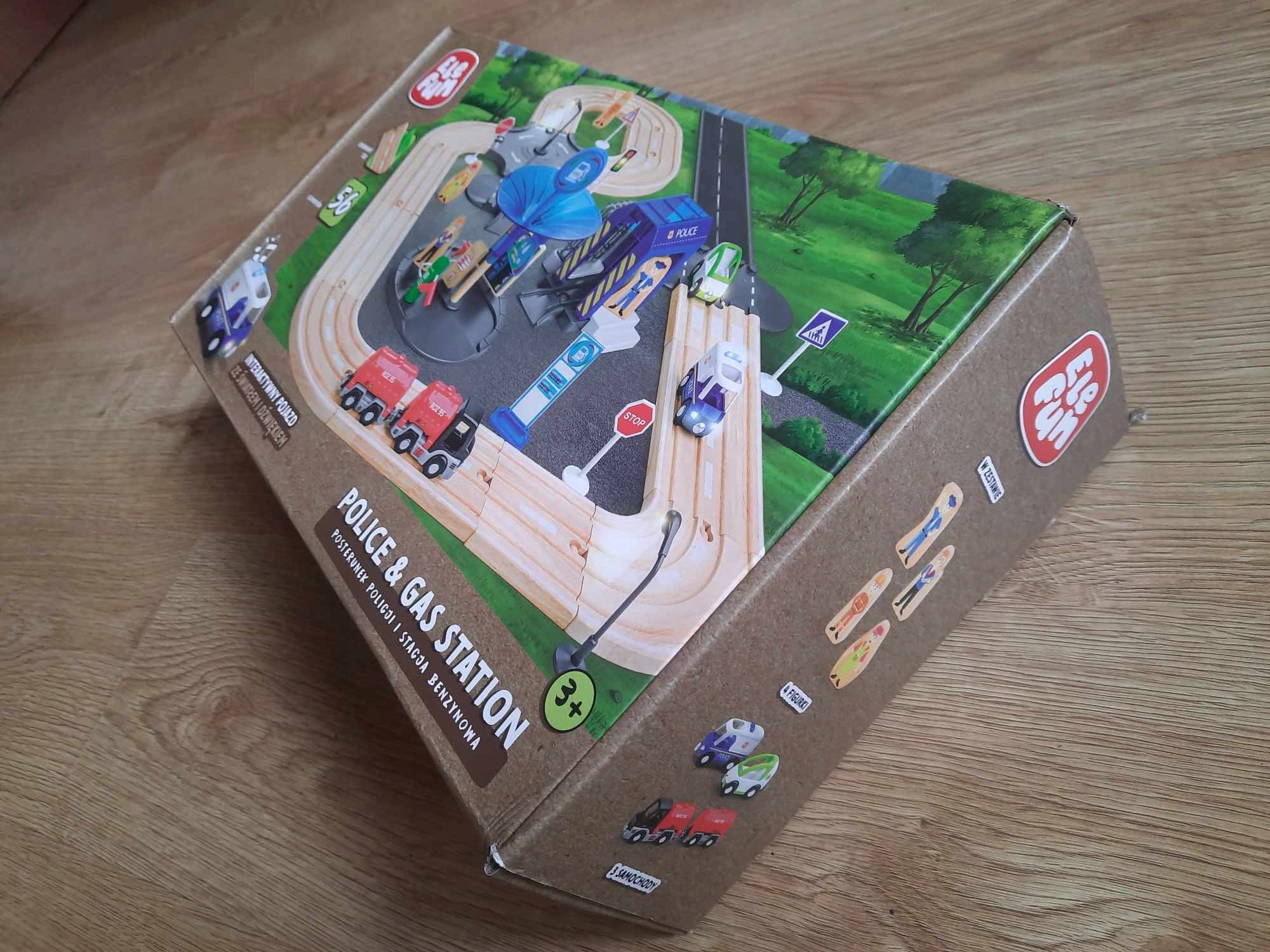 ELEFUN POSTERUNEK POLICJI I STACJA BENZYNOWA DREWNIANE TORY +POJAZD 56 EL. Marka Elefun