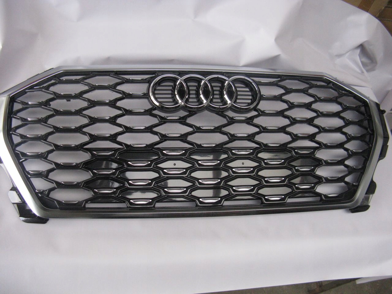 решетка радиатора Q3 s-line 83F853651A 83A хром