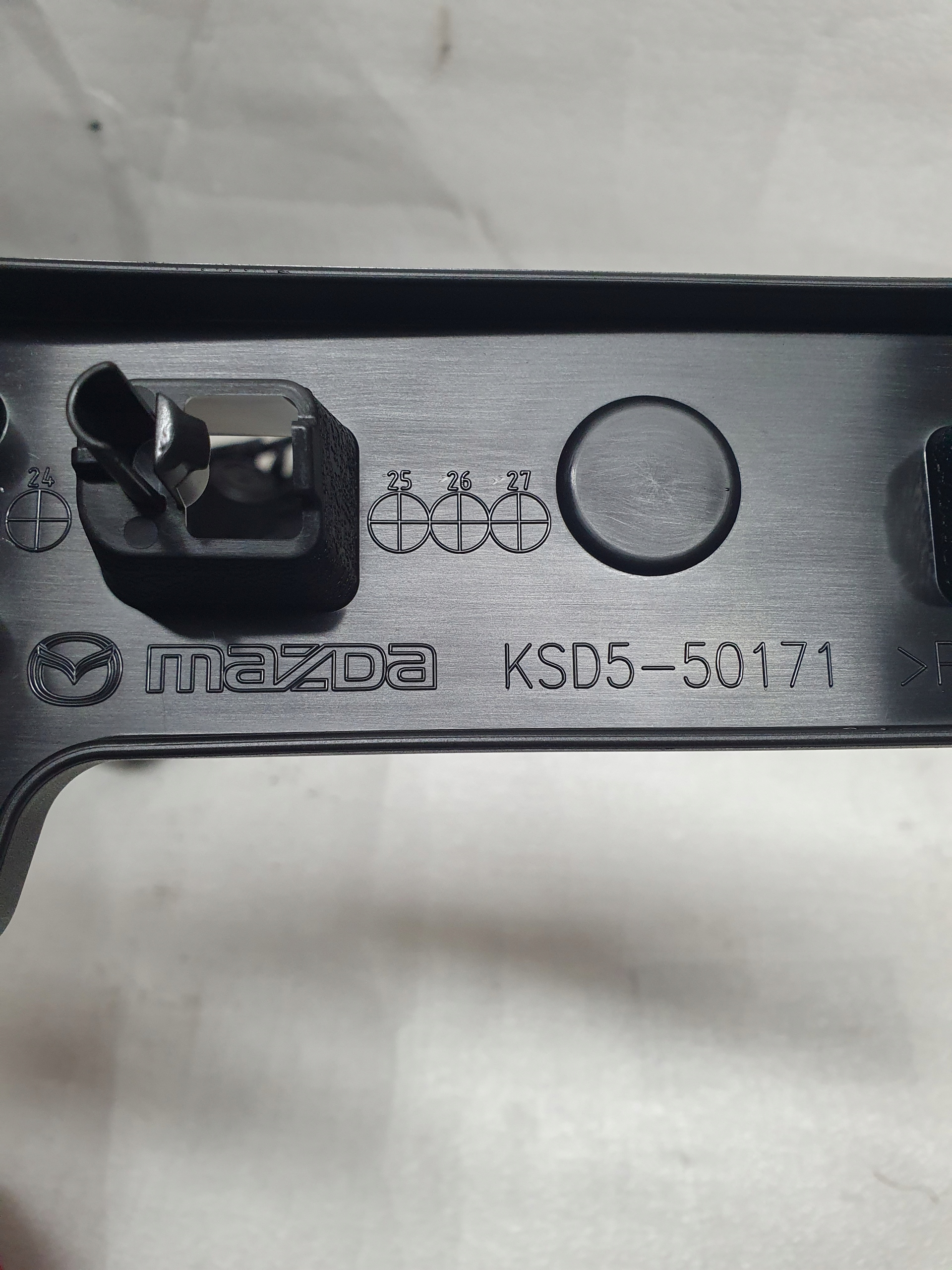 RAMKA TABLICY REJESTRACYJNEJ PRZÓD Mazda CX-5 Producent części Mazda OE