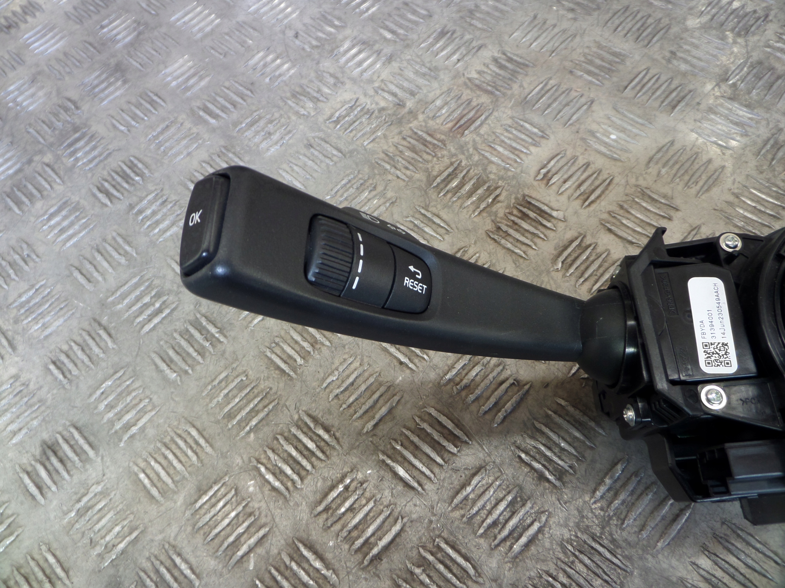 steering wheel levers and controls ring VOLVO V40 II 31343021