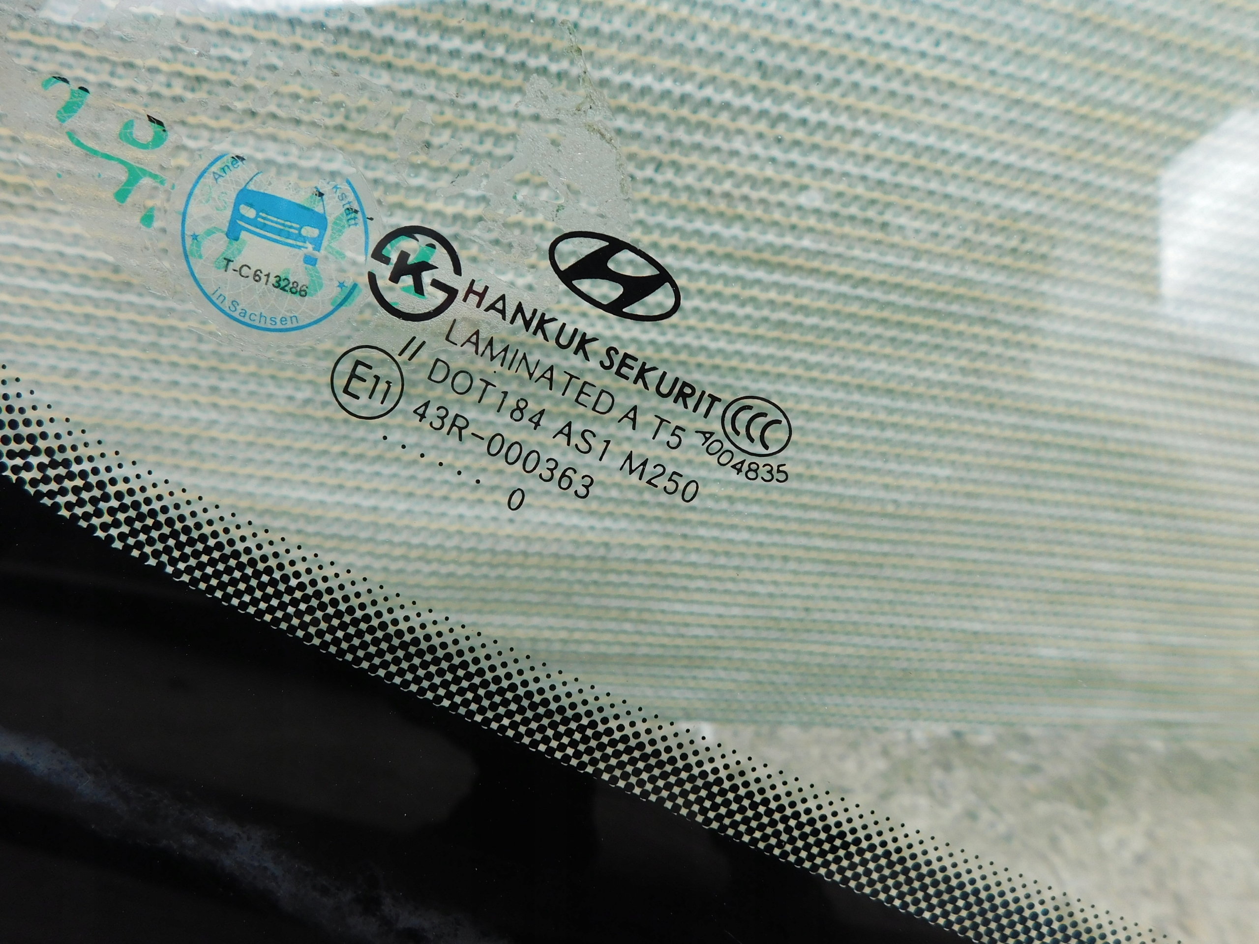 window iron front Hyundai H1 H-1 II Starex original LADNA