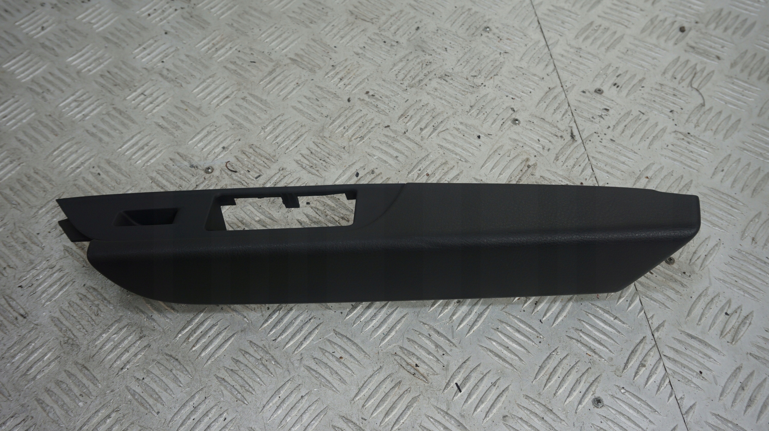 VW TOUAREG II 7P PODŁOKIETNIK DRZWI PRAWY TYŁ