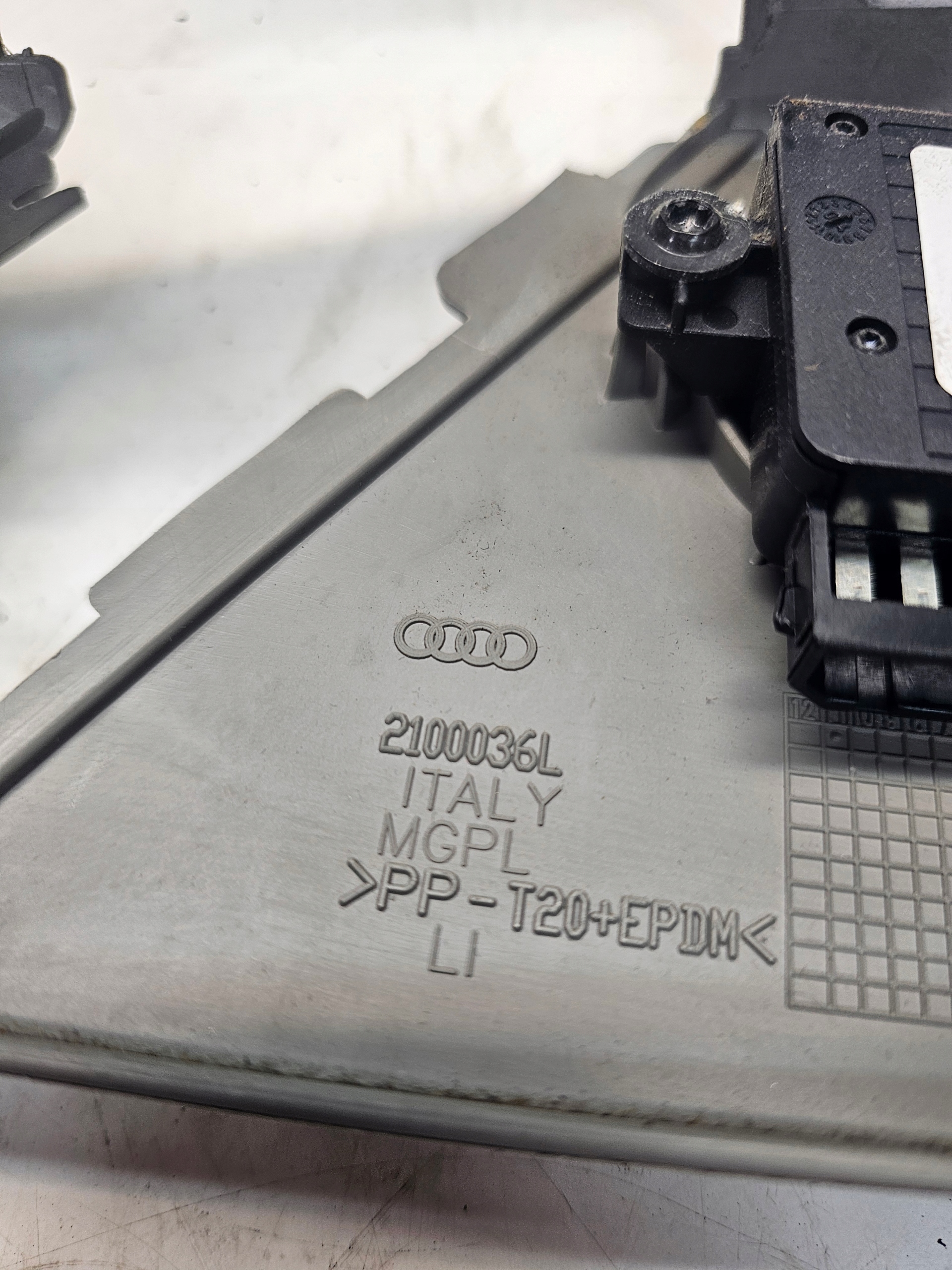 cover spoiler seat left AUDI A6 C6 2100036L grey