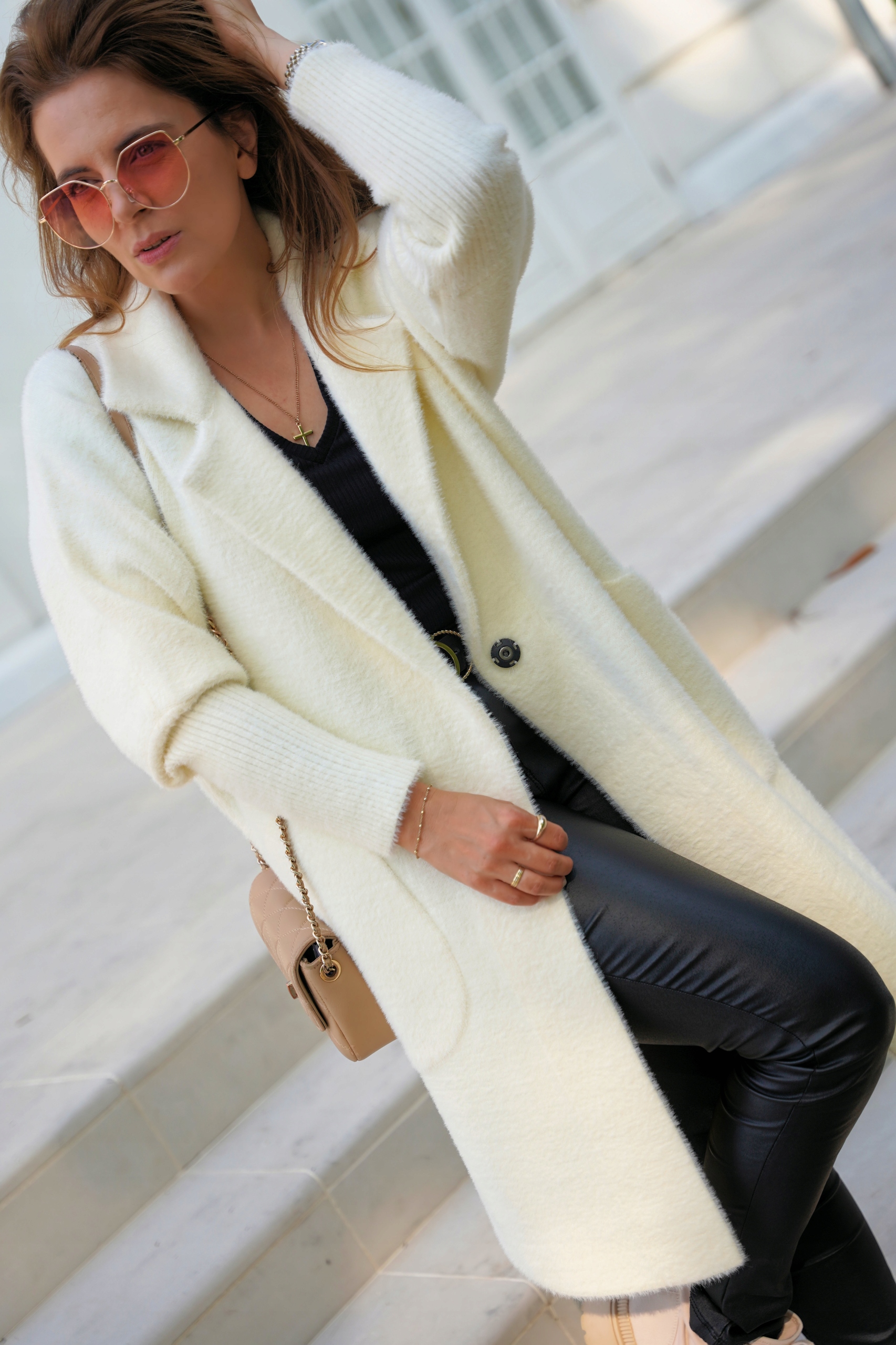 PRZEJŚCIOWY PŁASZCZ Z ALPAKI JEDNORZĘDOWY KOLOR CZARNY ROZMIAR OVERSIZE Kaptur bez kaptura