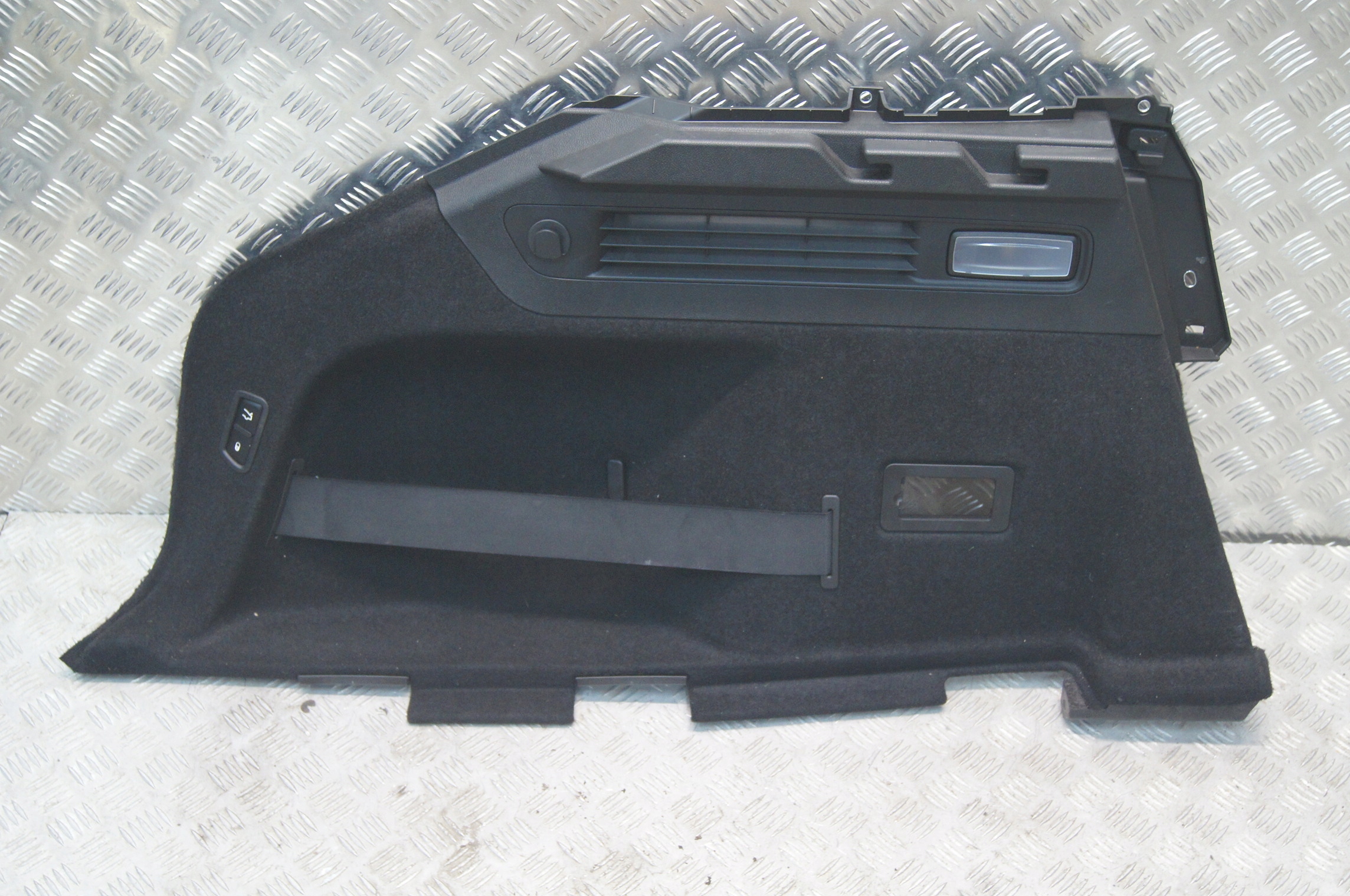 Maserati Levante бекон багажника левый