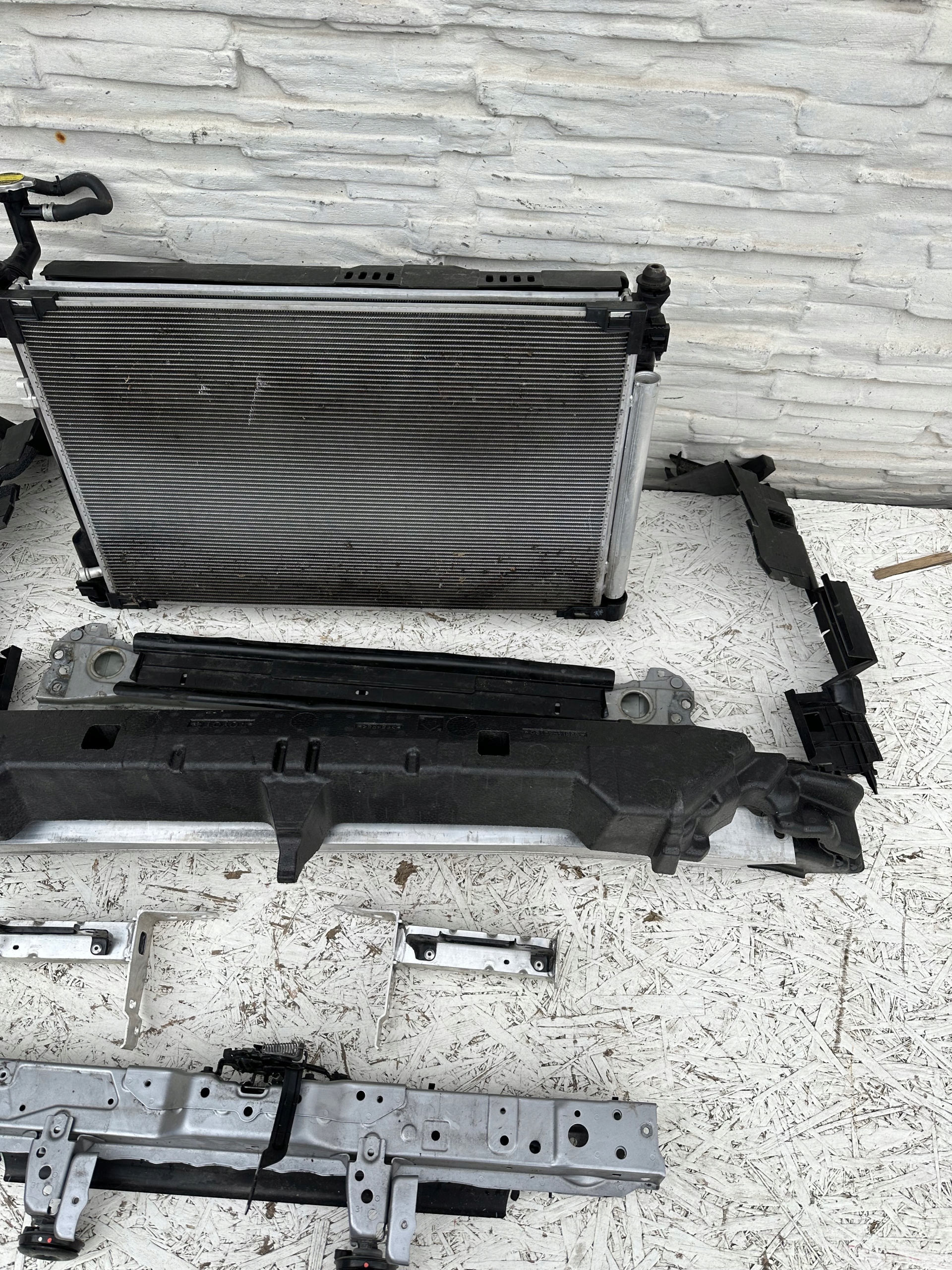 RAV4 V PAS PRZEDNI KOMPLETNY 2,0B BELKA CHŁODNICA Producent części Toyota OE