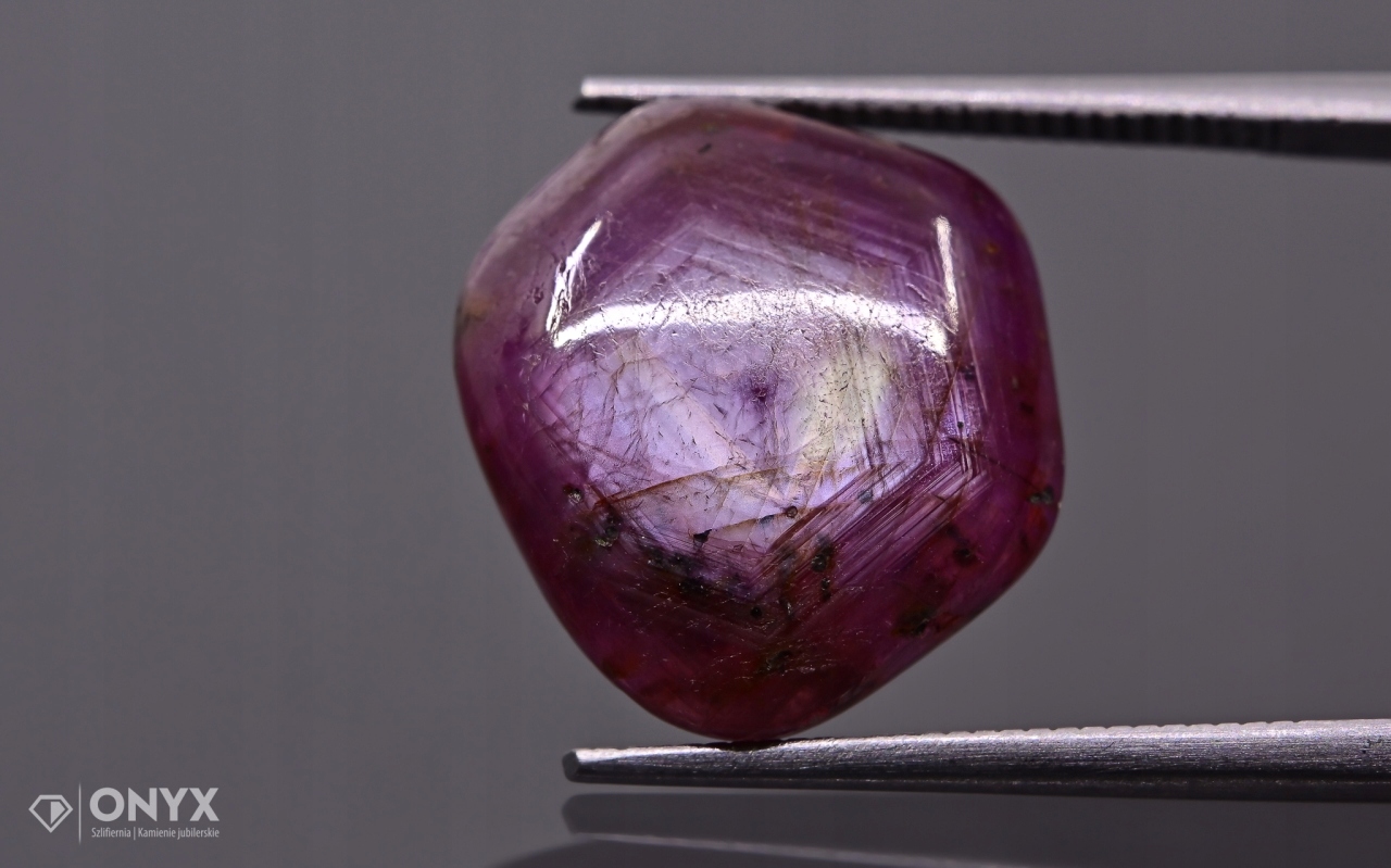 Rubín konvexní nepravidelná deska 14,5x14 mm