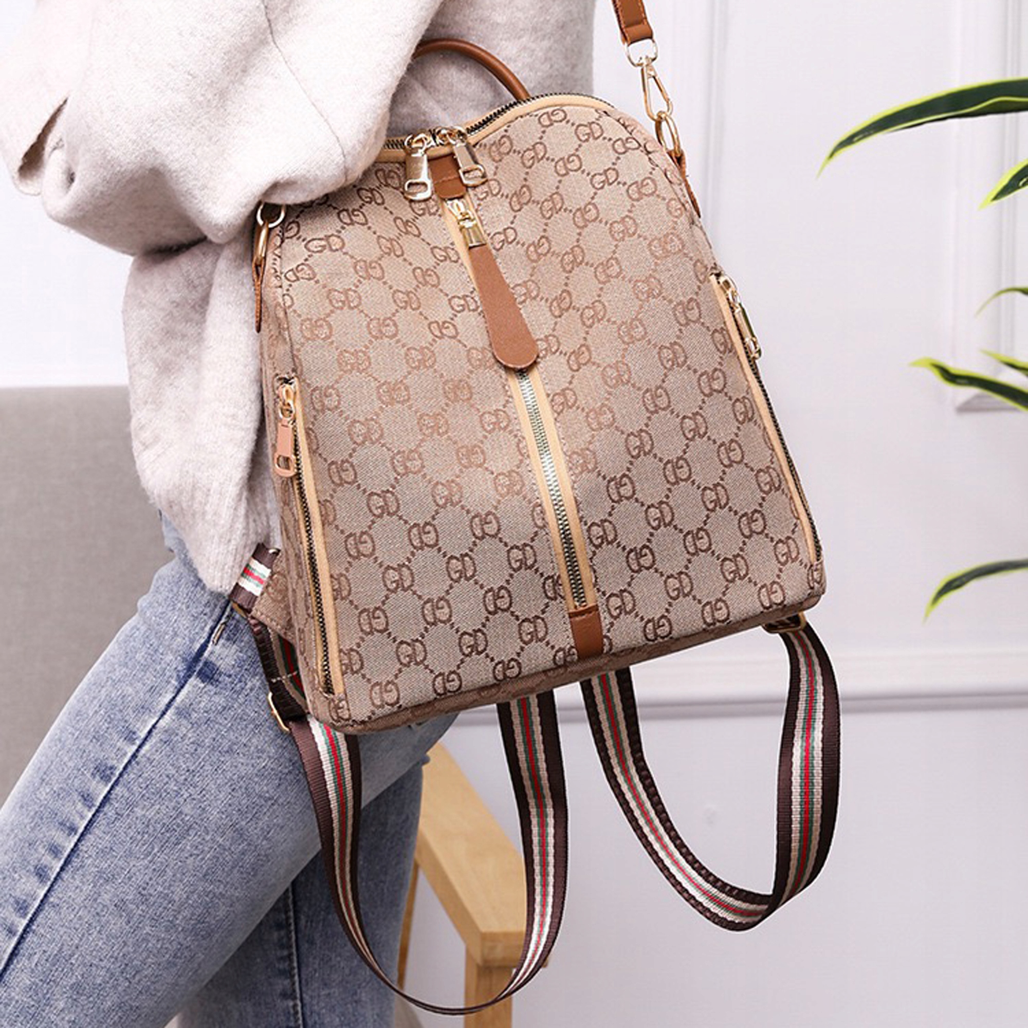 Plecak miejski damski 2w1 torebka ze wzorem brązowy elegancki Wzór dominujący napisy