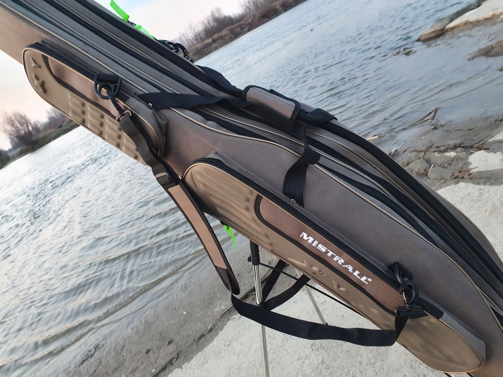 POKROWIEC 160cm NA 3 WĘDKI ZE STELAŻEM MISTRALL Model AM-6009294