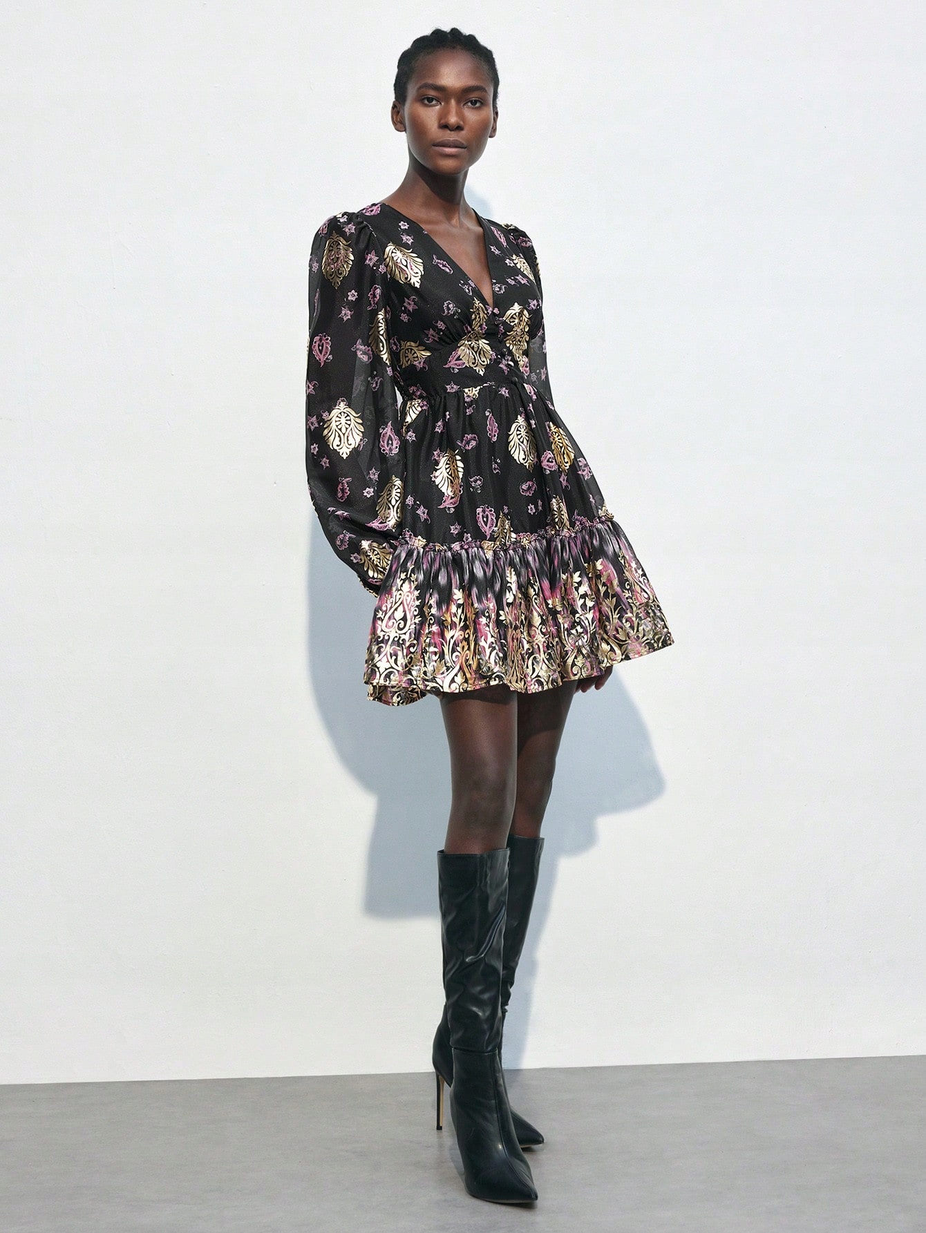 Šaty Glamour Z Ohraničení Se Zlatými Potisky Mini Rozevřená Shein M 38