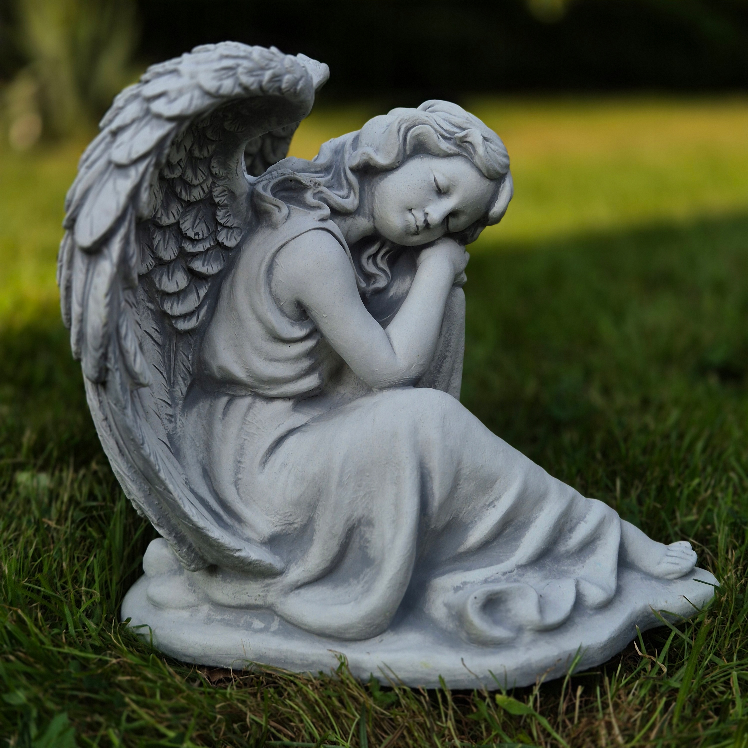 Zahradní Betonová Figura Smutný anděl na kolenou 25 cm