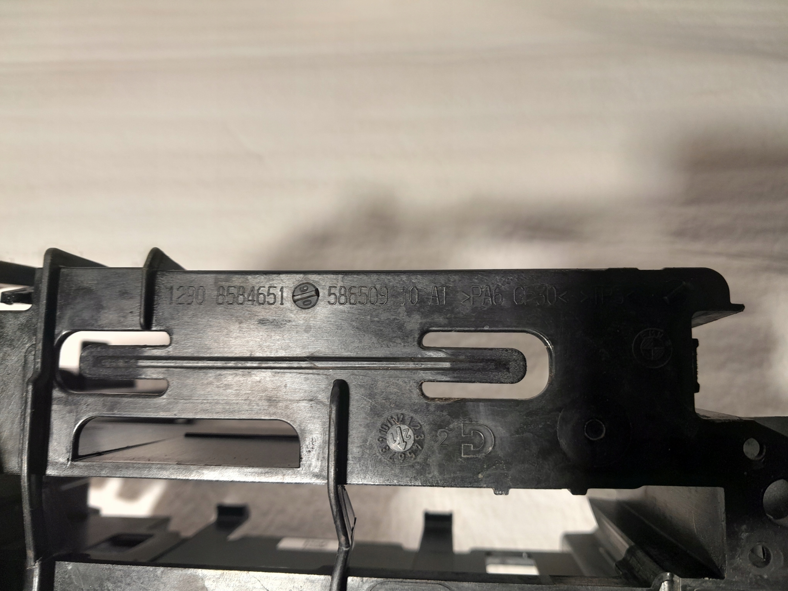 BMW 7' G11 LCI control unit retainer KOMPUTERA 8584651