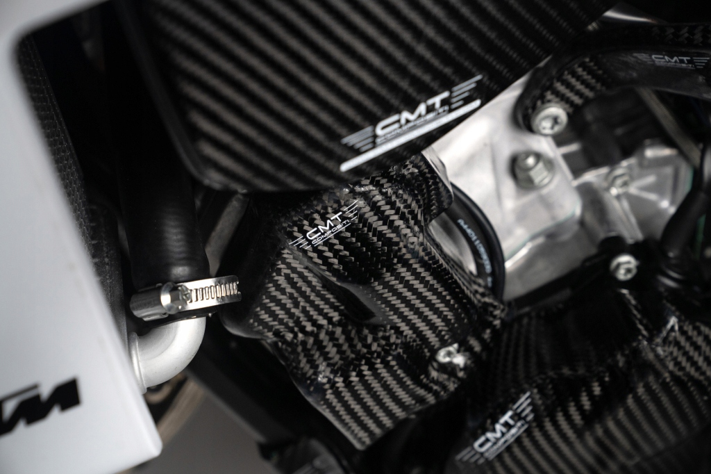 Ktm Exc 24-25 tbi karbónová krytka výfukového ventilu karbón Cmt Cubamoto