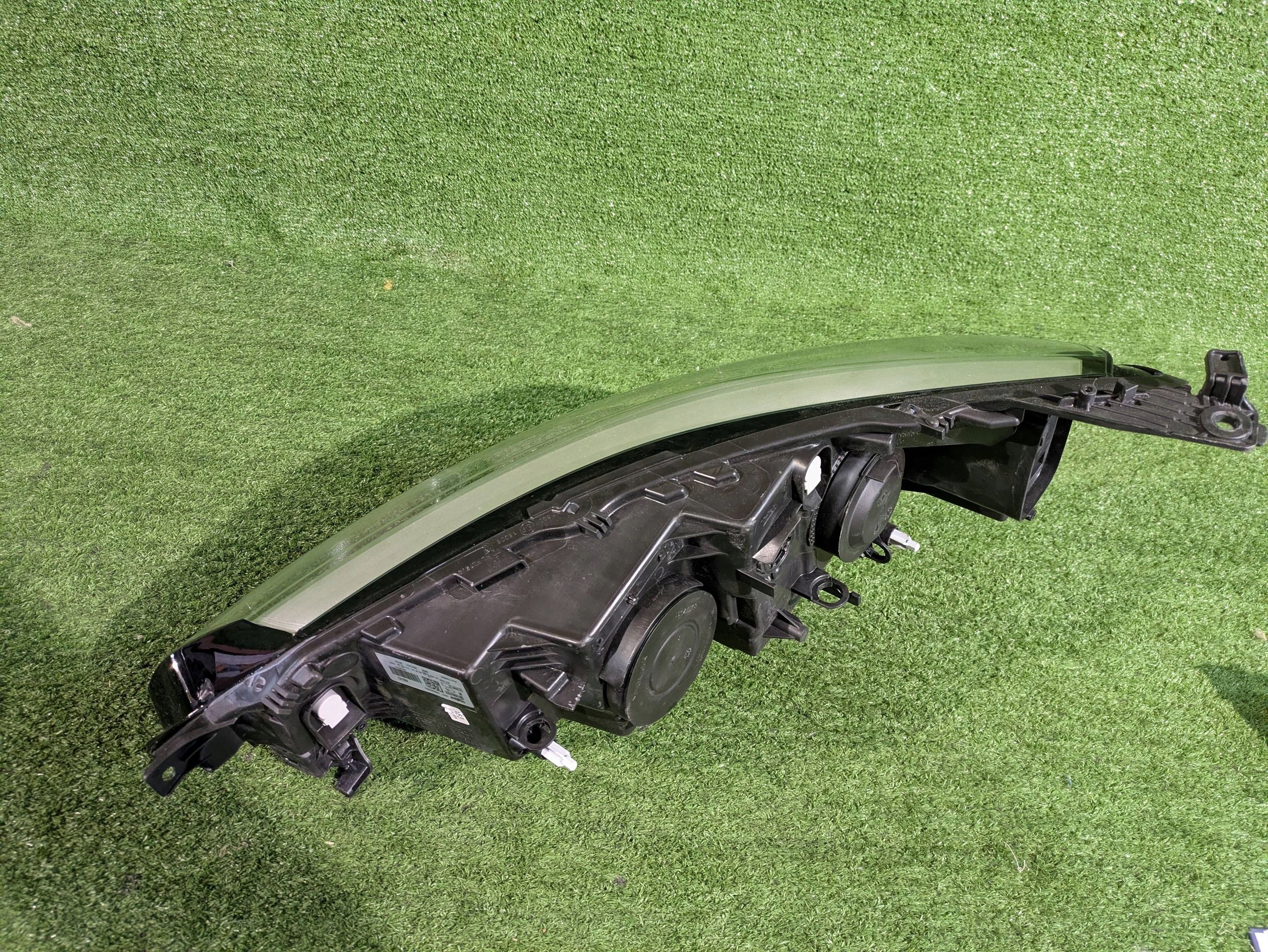 REFLEKTOR right front RENAULT MEGANE IV 16- NR.1081