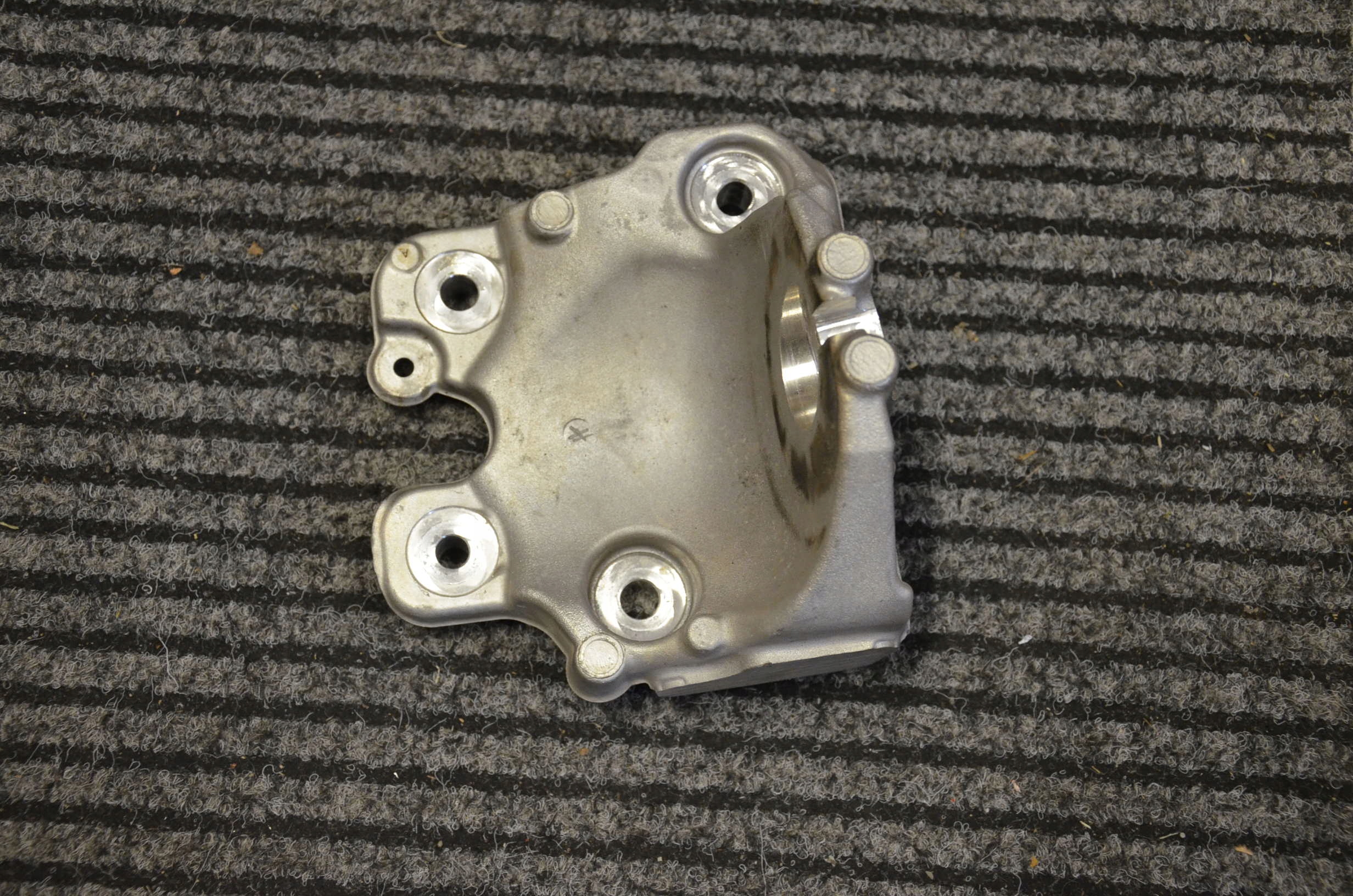 68328258AE - ПРАВЕ КРІПЛЕННЯ ДВИГУНА GLADIATOR JT 3.6 18+