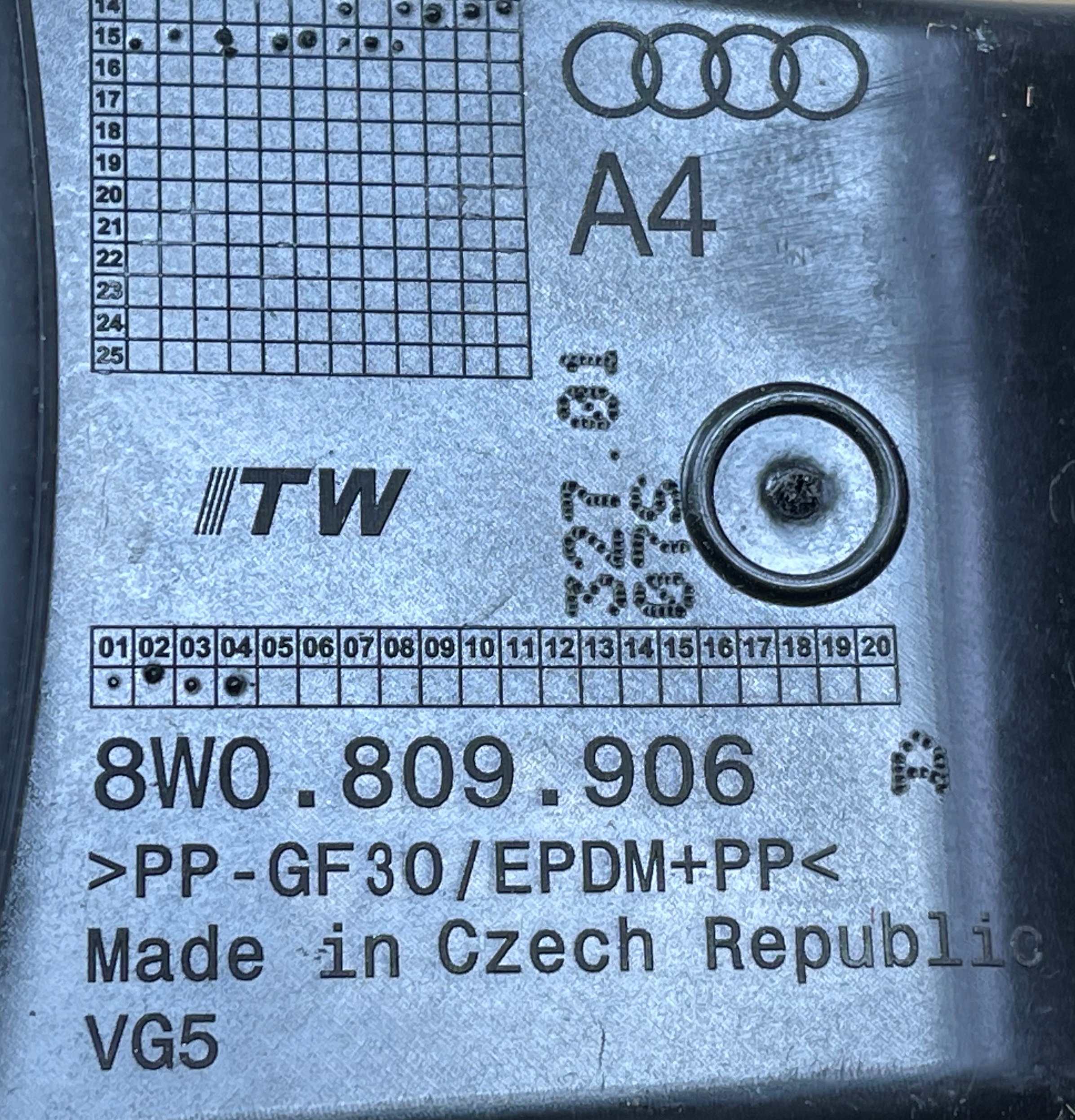 AUDI A4 B9 Tankklappe des Kraftstoffsbehälters DIESEL 8W0809906A