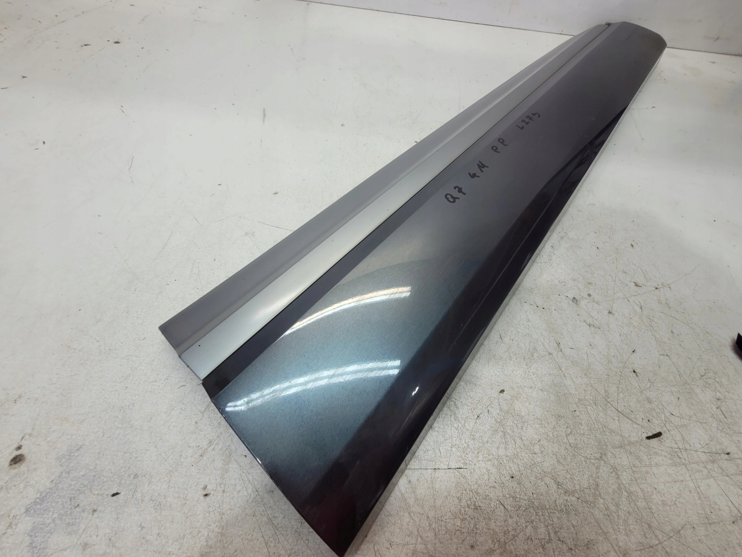 moulding lower door right front AUDI Q7 4M 4M0853960B LZ7S