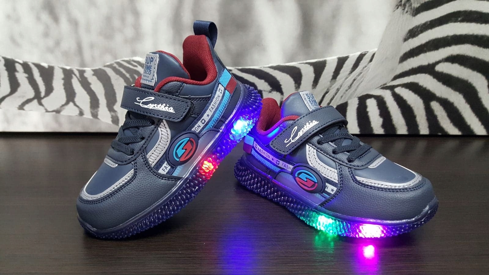 PIĘKNE DZIECIĘCE BUTY Z LED ADIDASY MIGAJĄCE N R21 Marka Inna marka