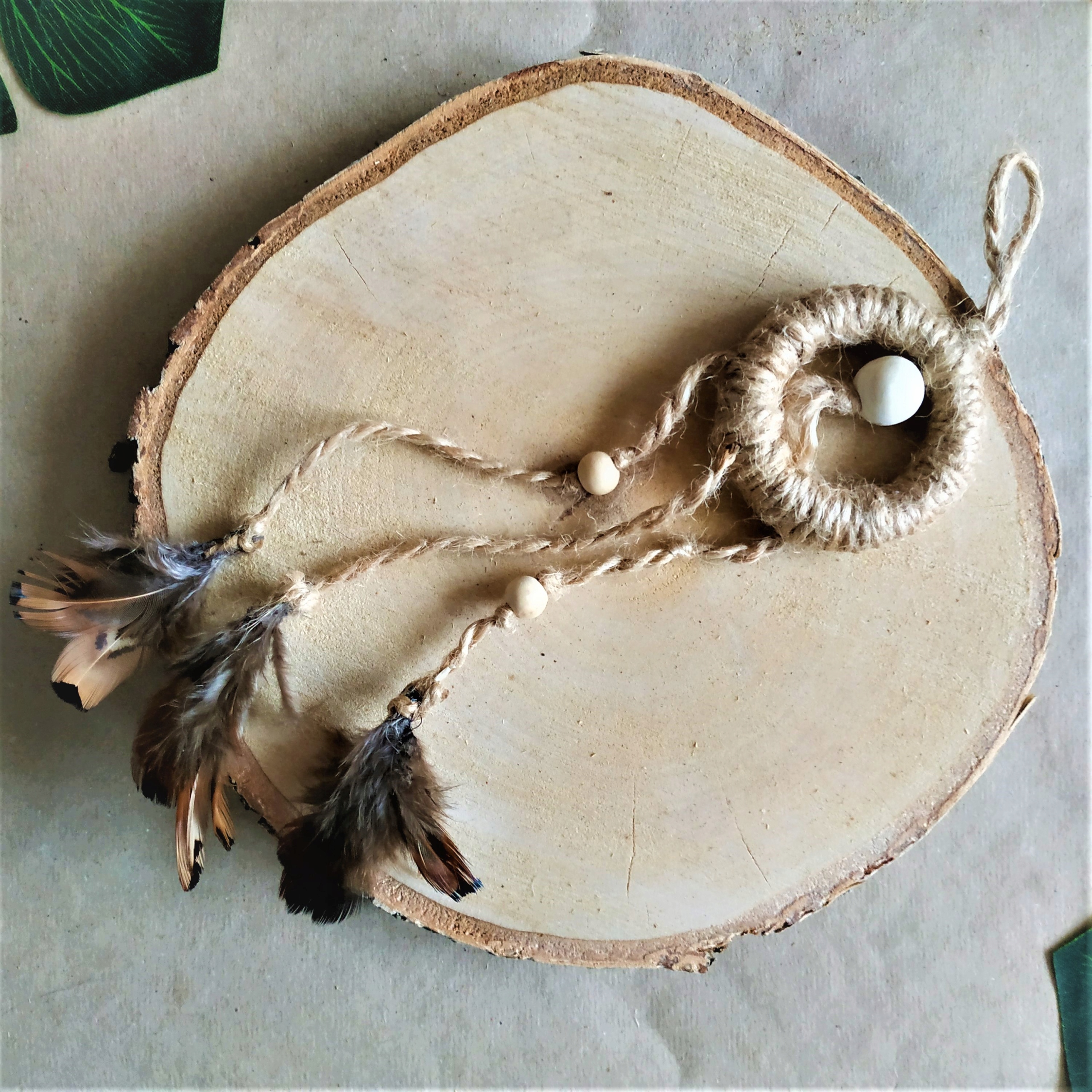 

naturalna ekologiczna zabawka dla kota z piórkami