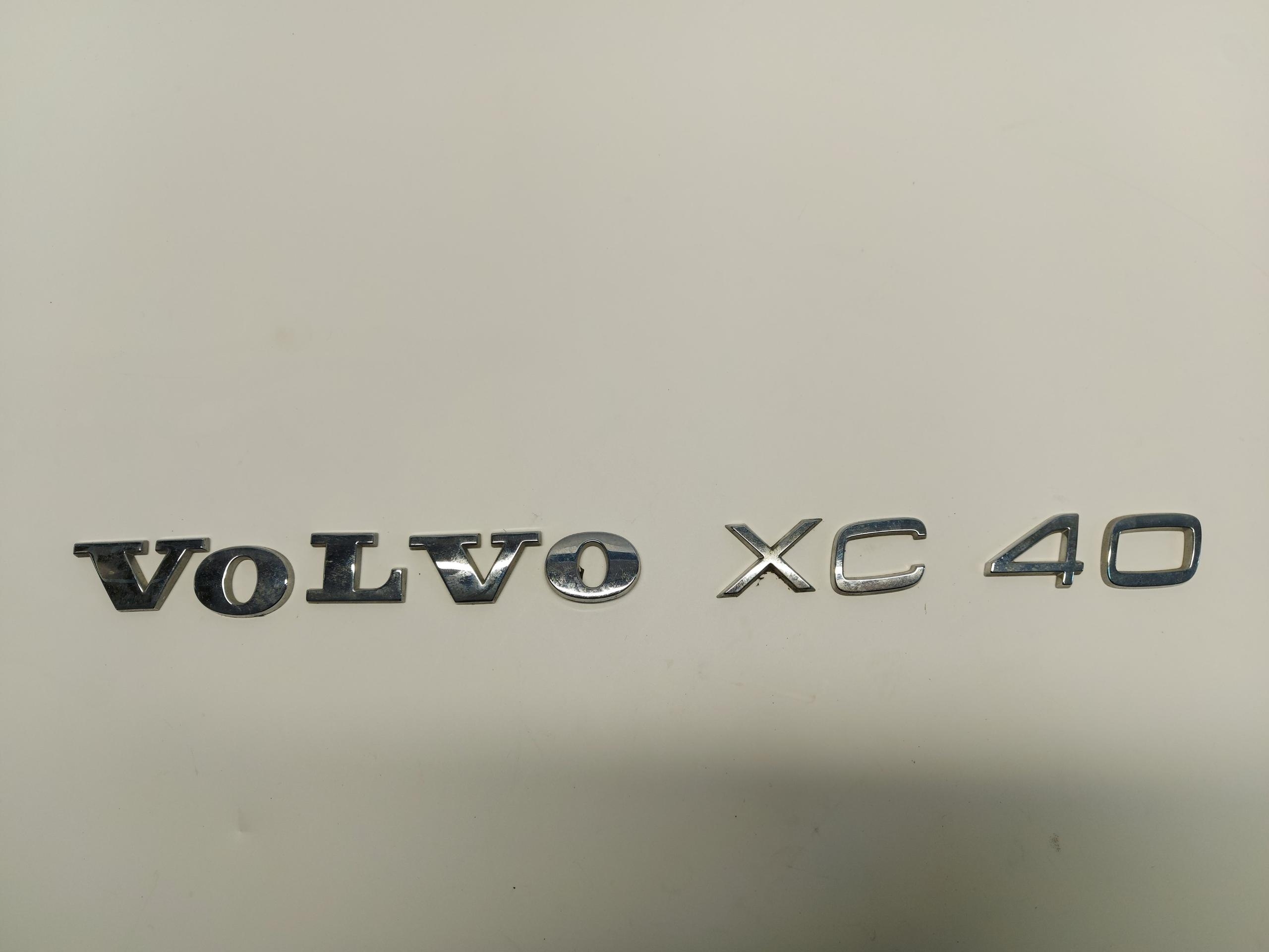 Volvo XC40 T5 EH EMBLEMAT Logo NAPIS