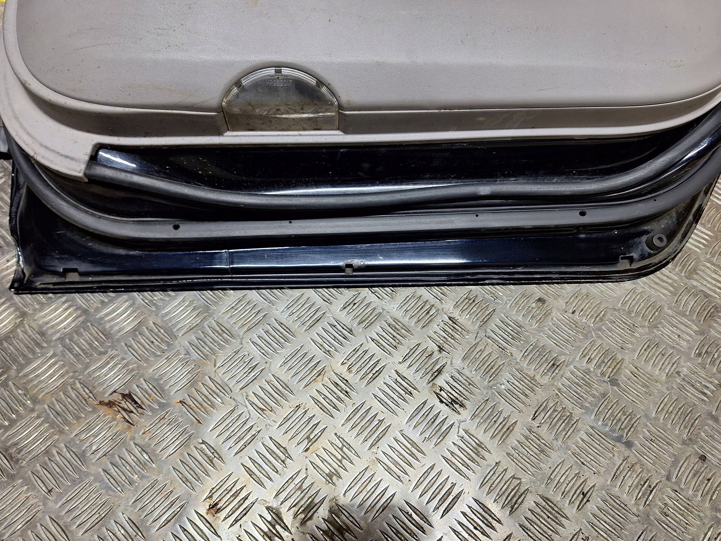 door rear part right MITSUBISHI GRANDIS 03-11 complete