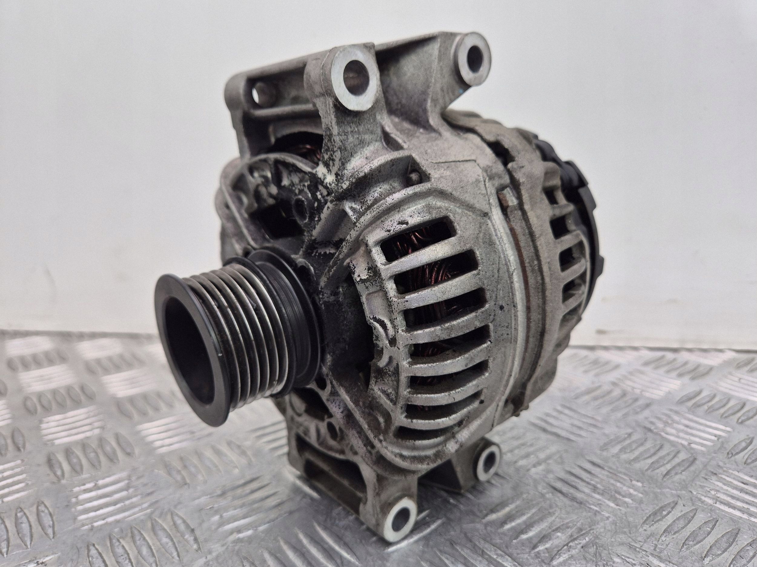 Mercedes C300 W204 3.0 Alternator A2721540002