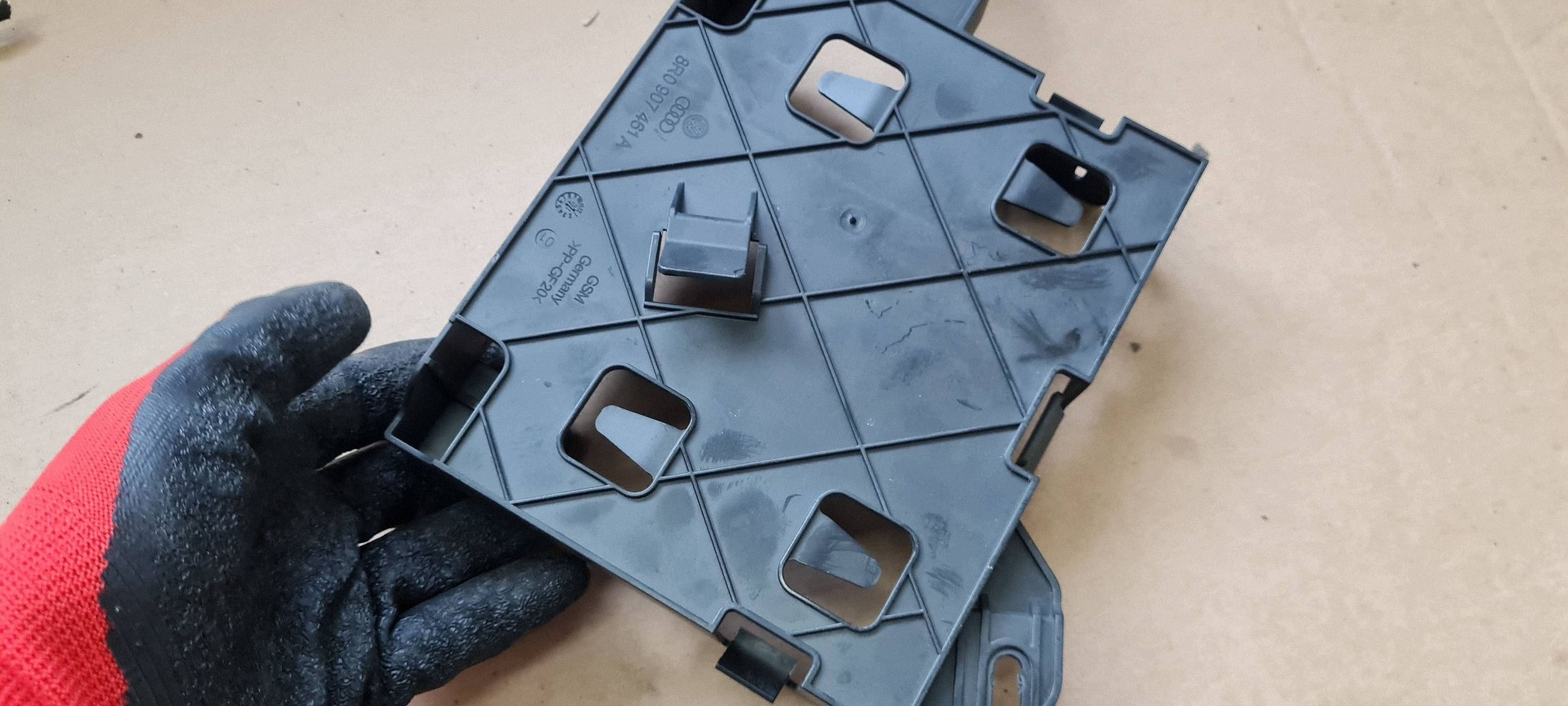 Q5 8R bracket holder MODULU STEROWNIKA 8R0907461A
