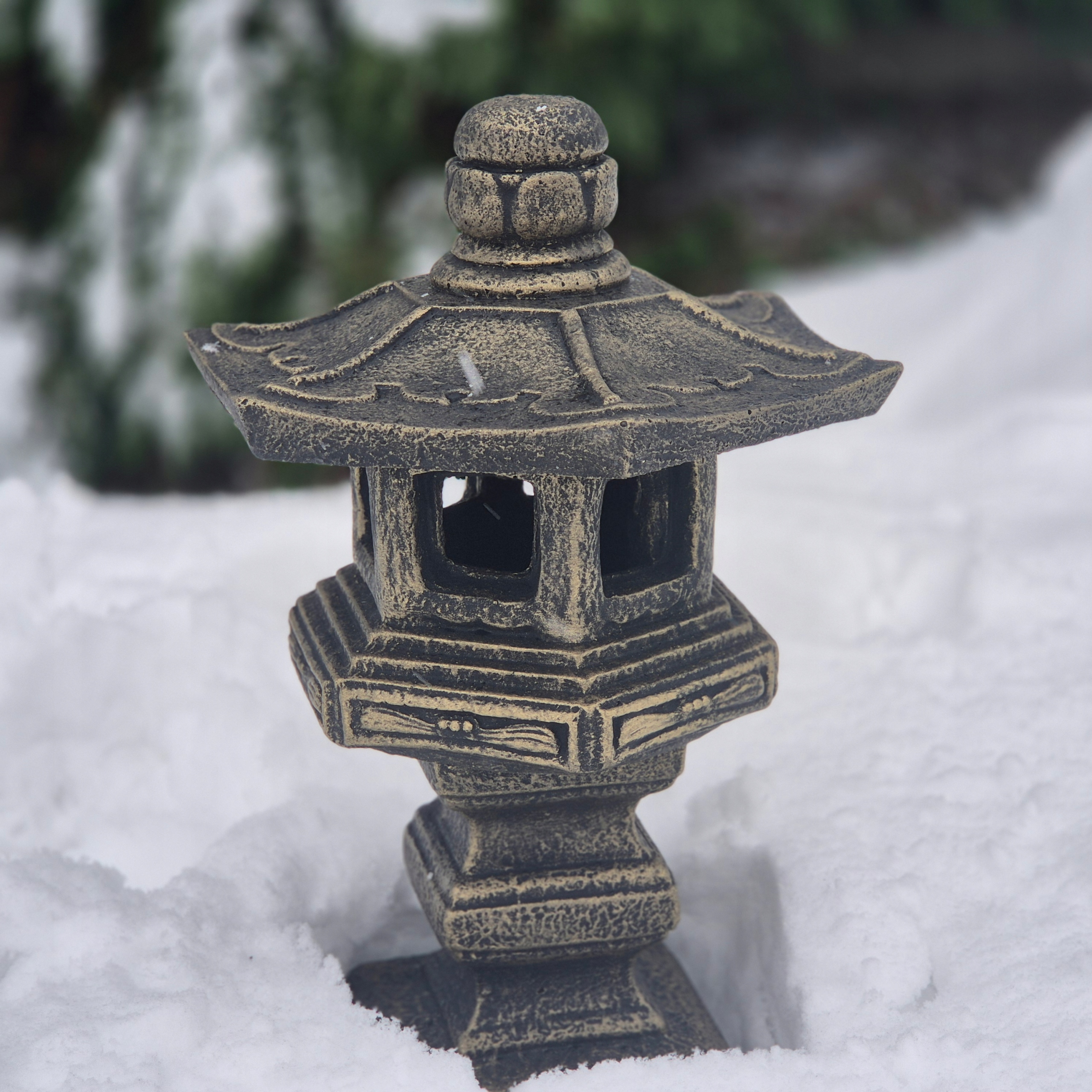 Japonská Lampa Zlatá Na Základe Betónová Figúrka 12 kg 42 cm