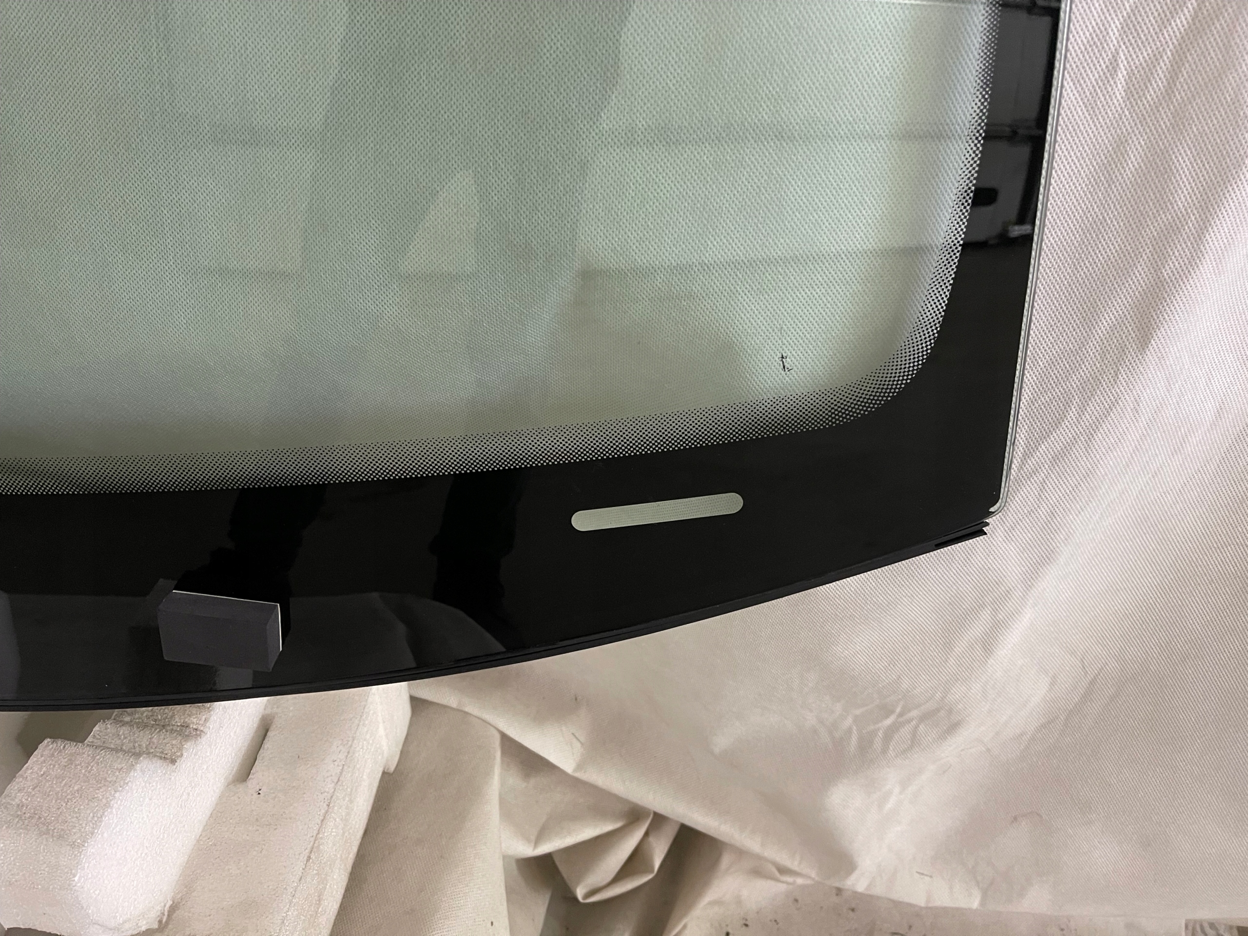 VW TOUAREG SZYBA PRZEDNIA NOWA SENSOR PO 2018- Producent części XYG