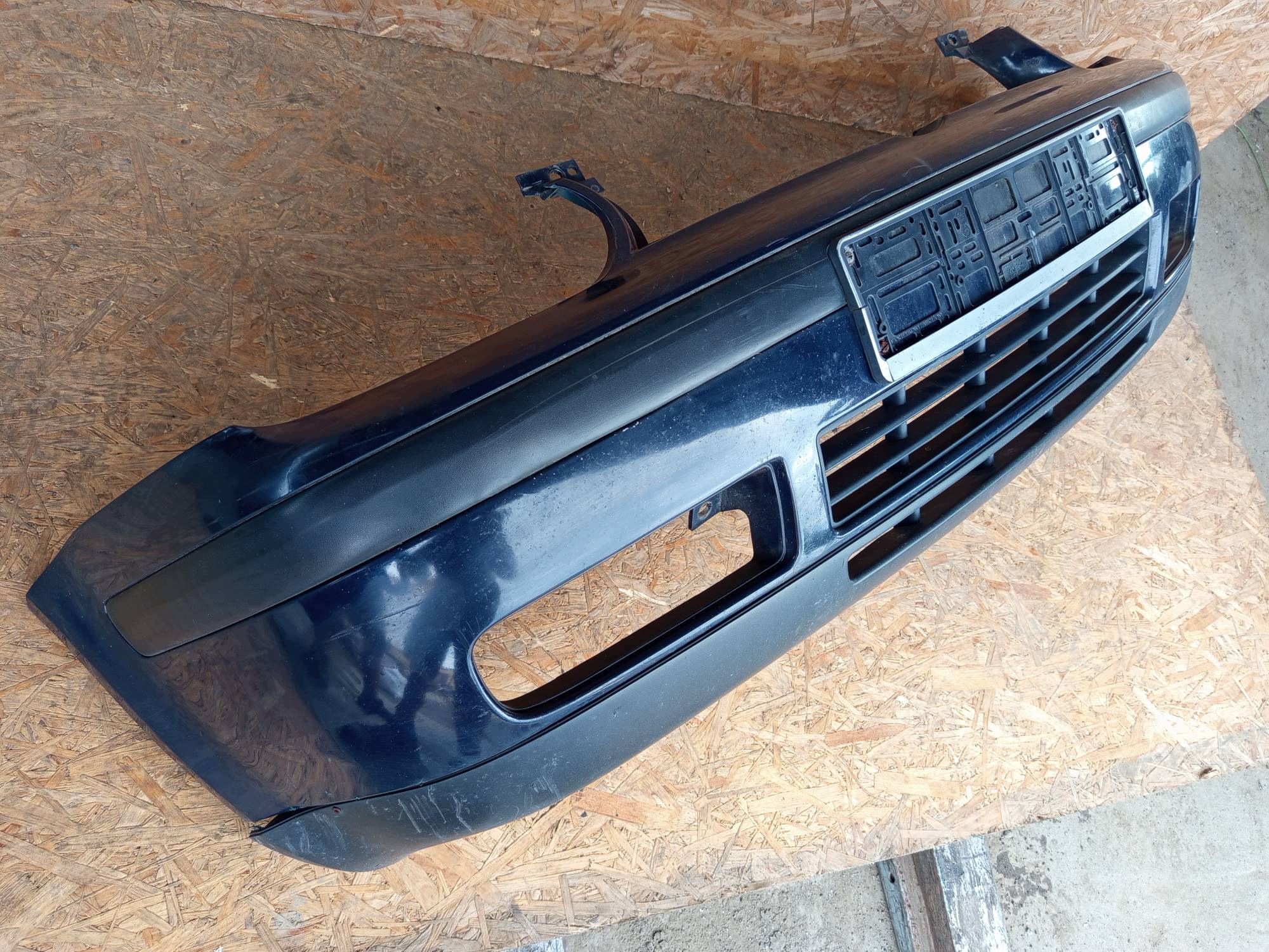 nárazník předek přední Volkswagen Golf IV 1.6 16V grafitový